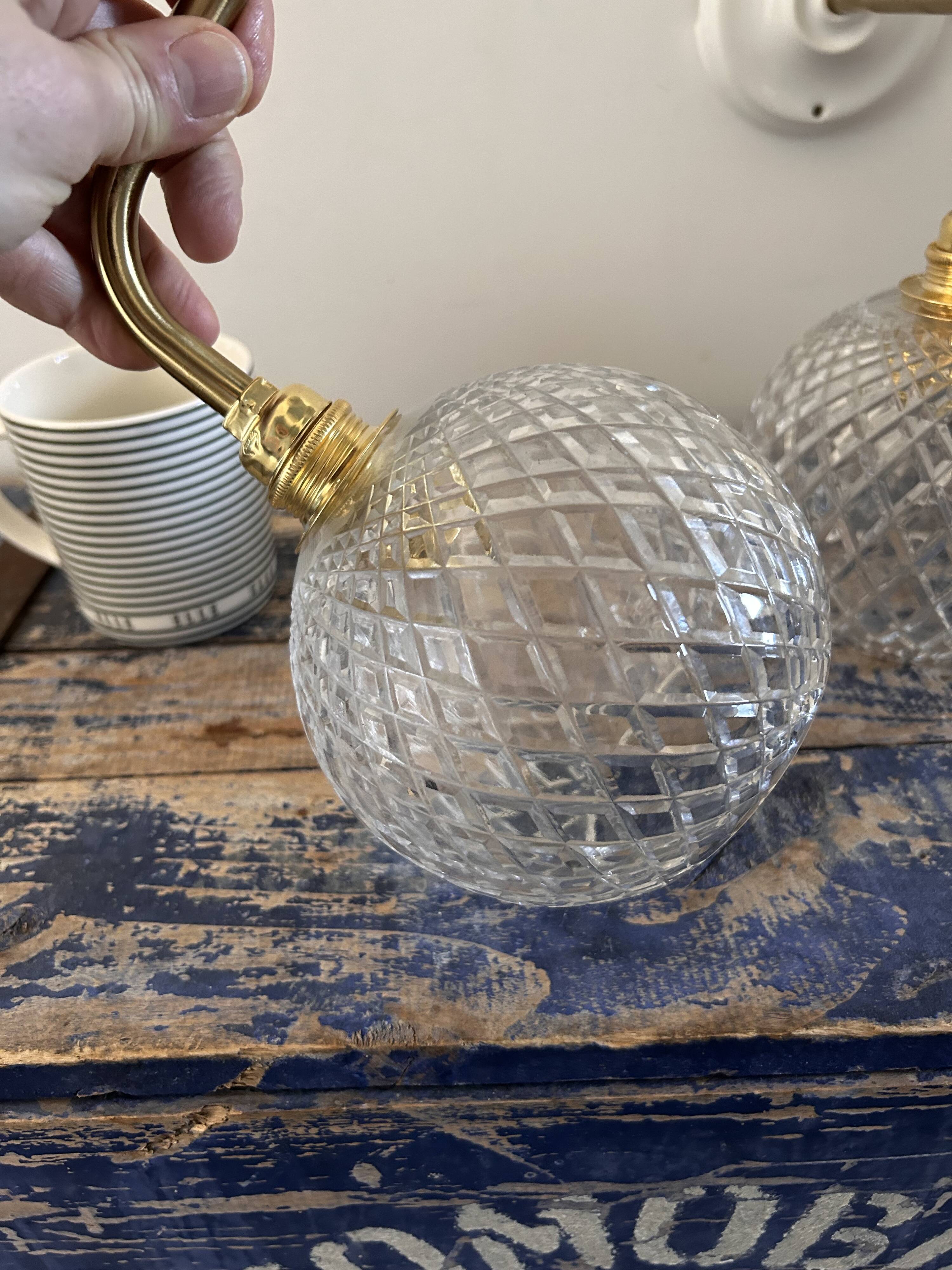 Paire d’appliques en verre ciselé
