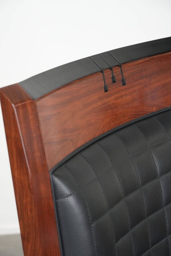 Fauteuil design Art Déco en cuir noir avec couture décorative.