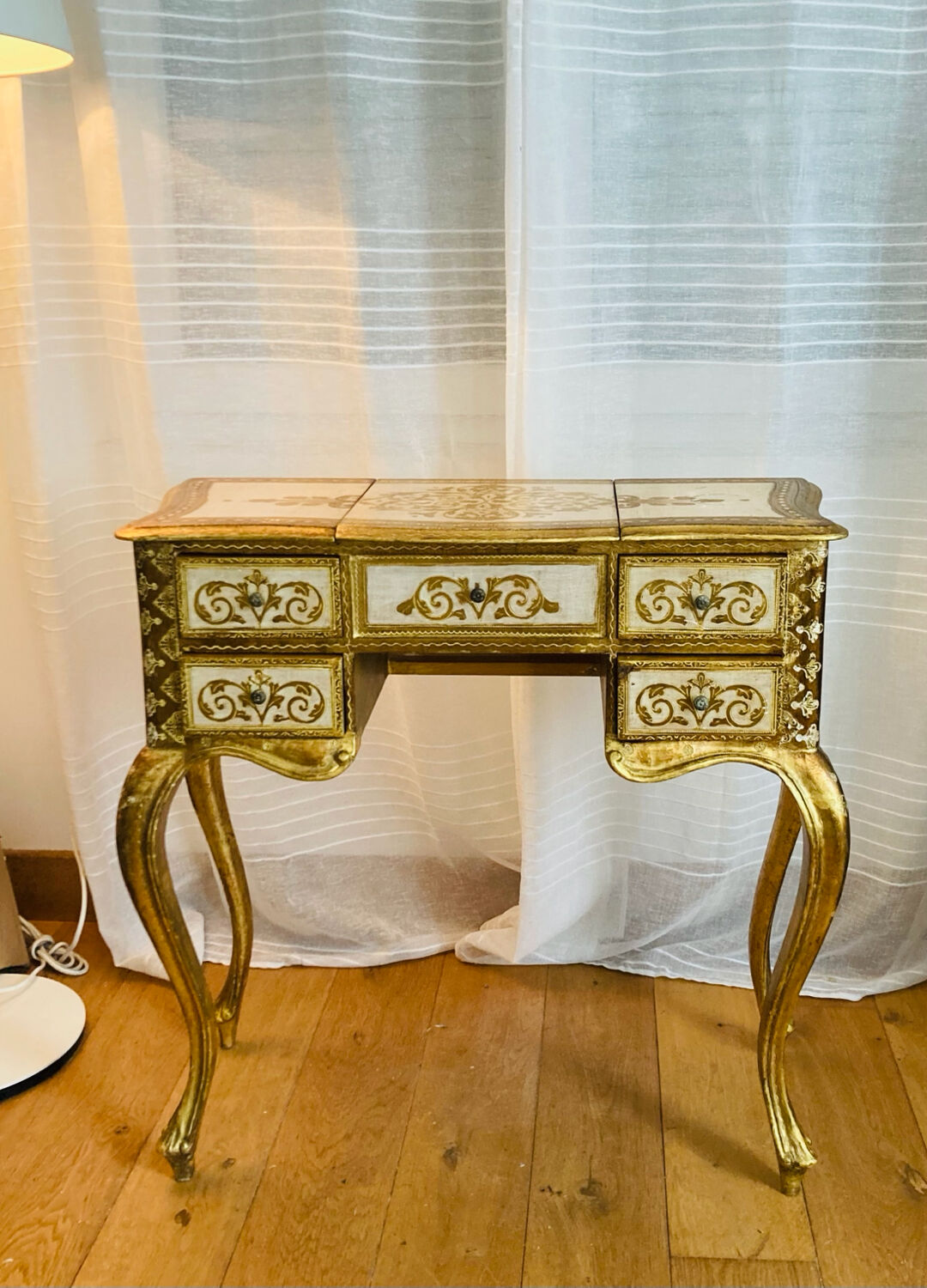 Venetian dresser from the 1960s/70s in carved wood with floral motifs.