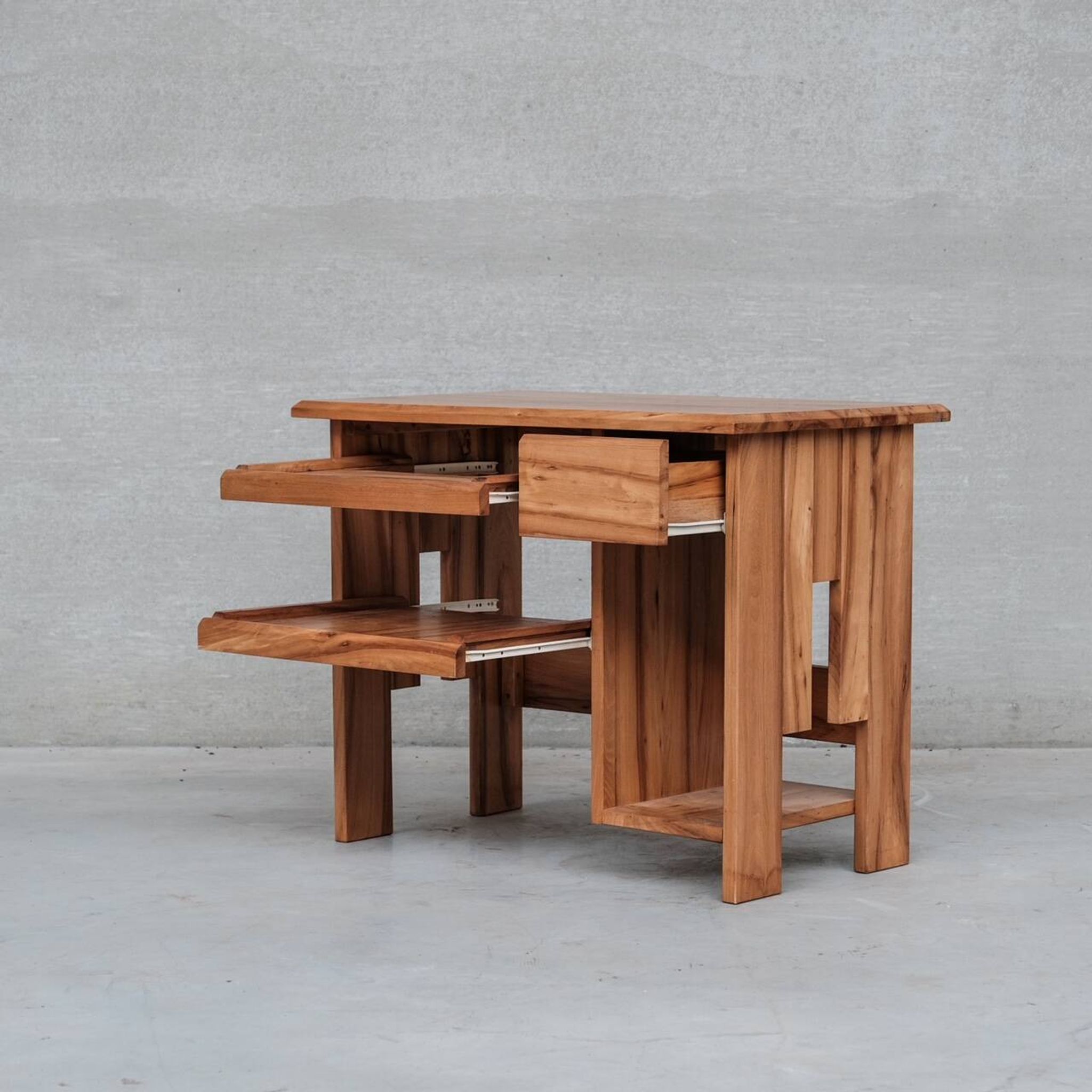 Petit bureau français du milieu du siècle en bois