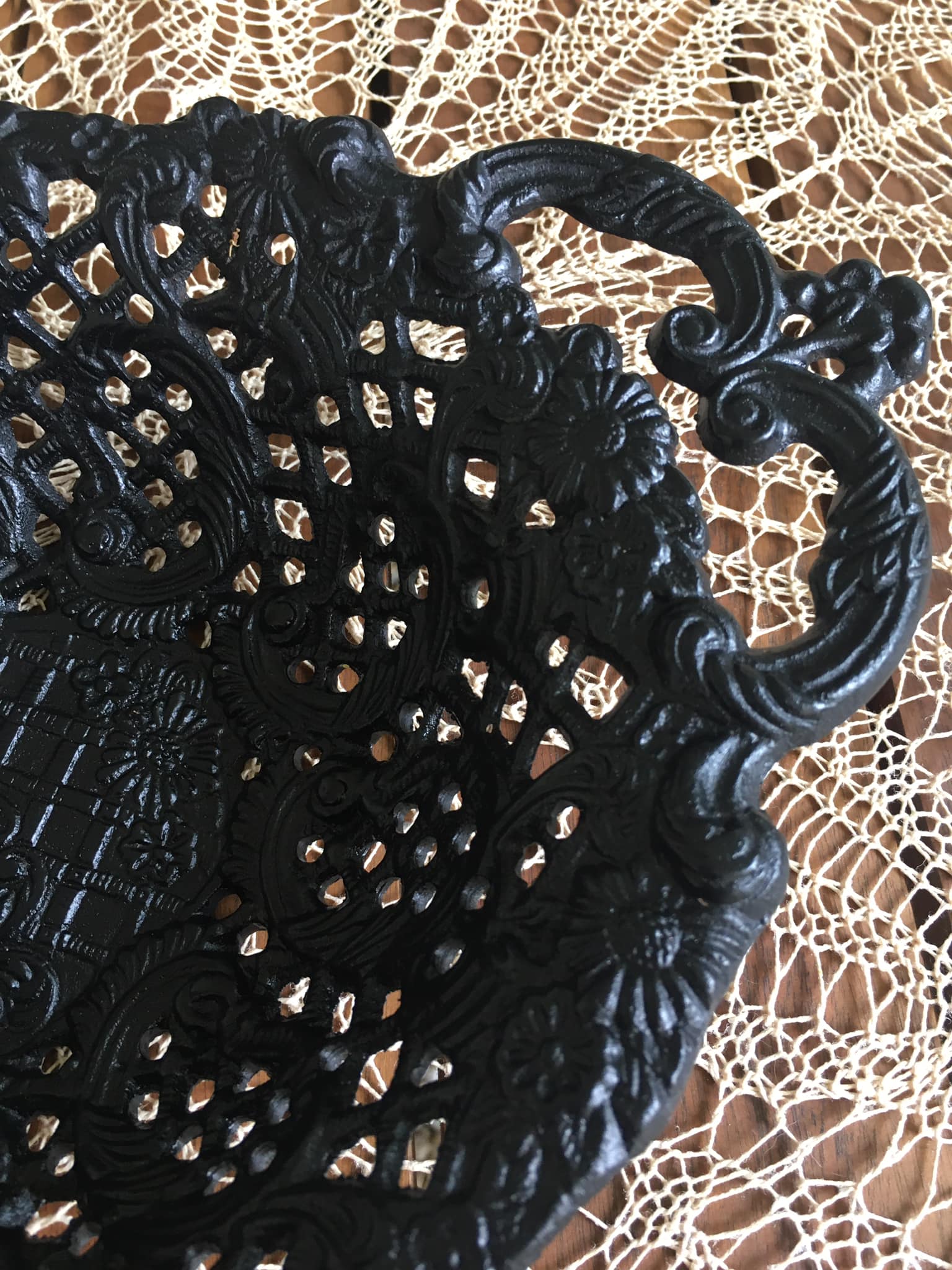 Fruit basket or bread in metal worked lace effect. Black color