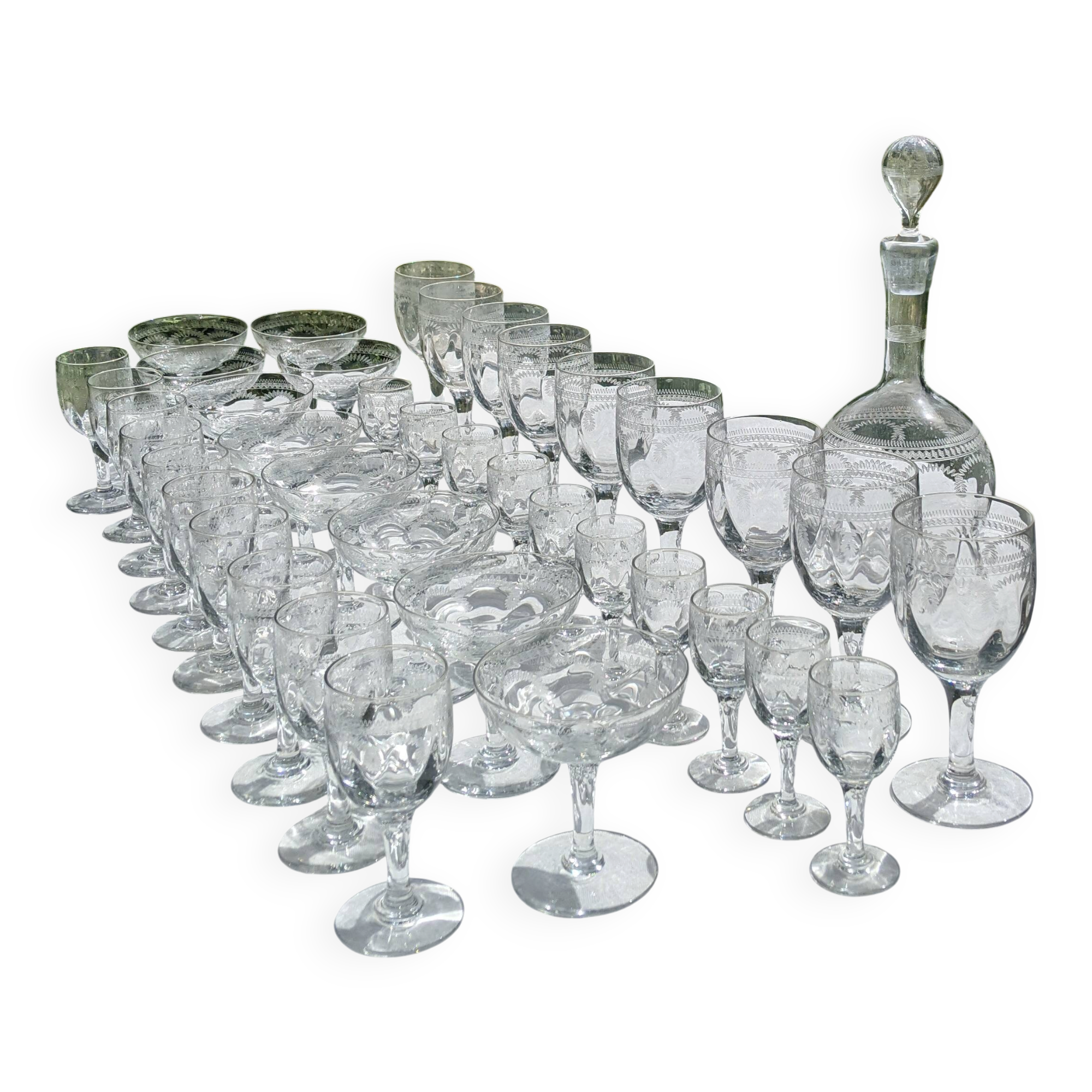 Belle Epoque. Verre souflé gravé. Service 40 pièces.