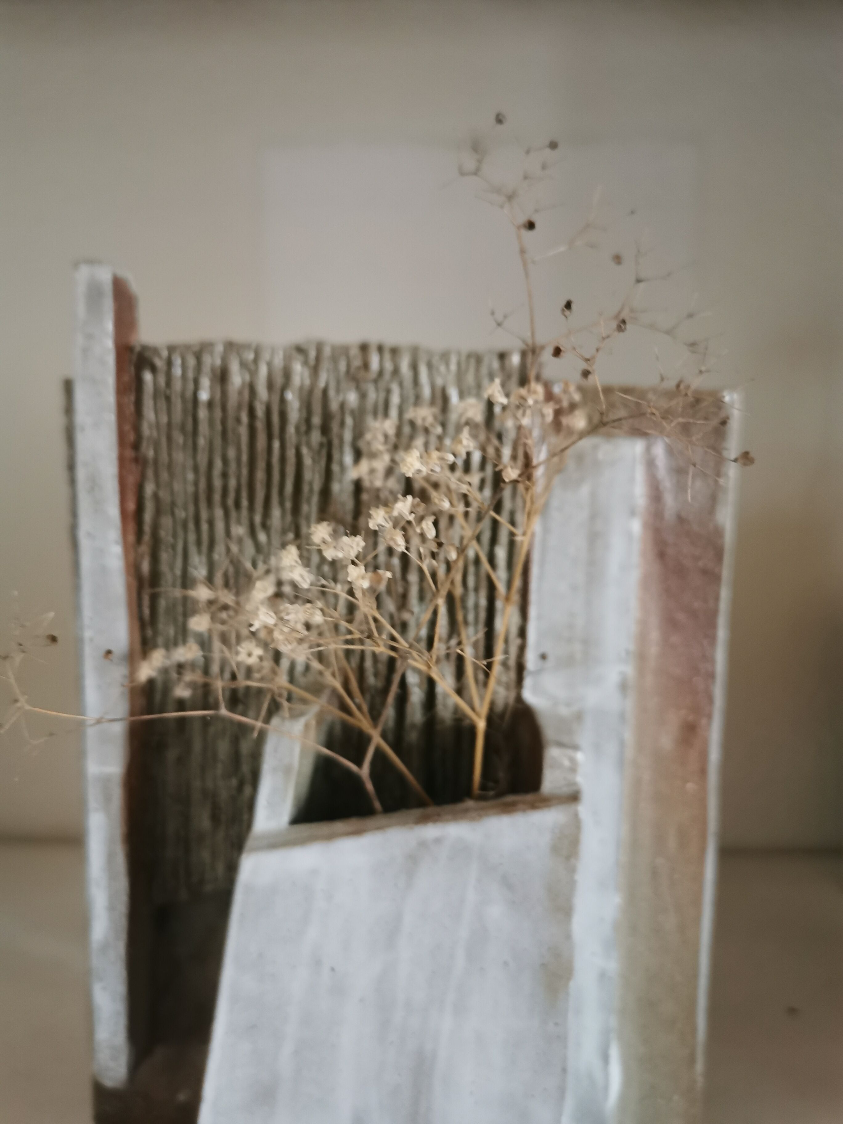 Vase architecture en grès brut