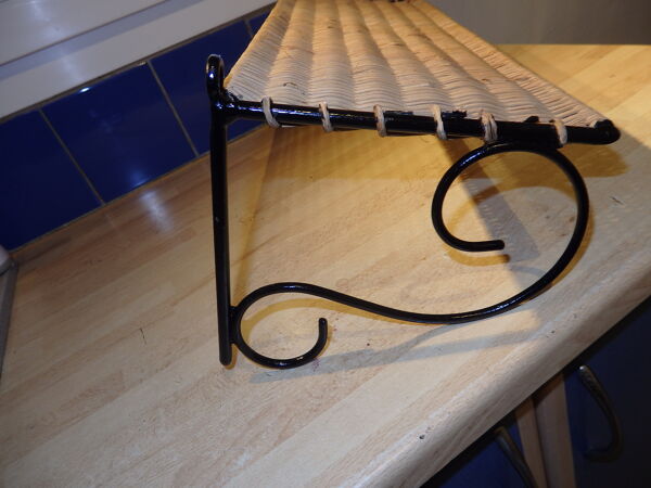 Etagère en métal et rotin vintage