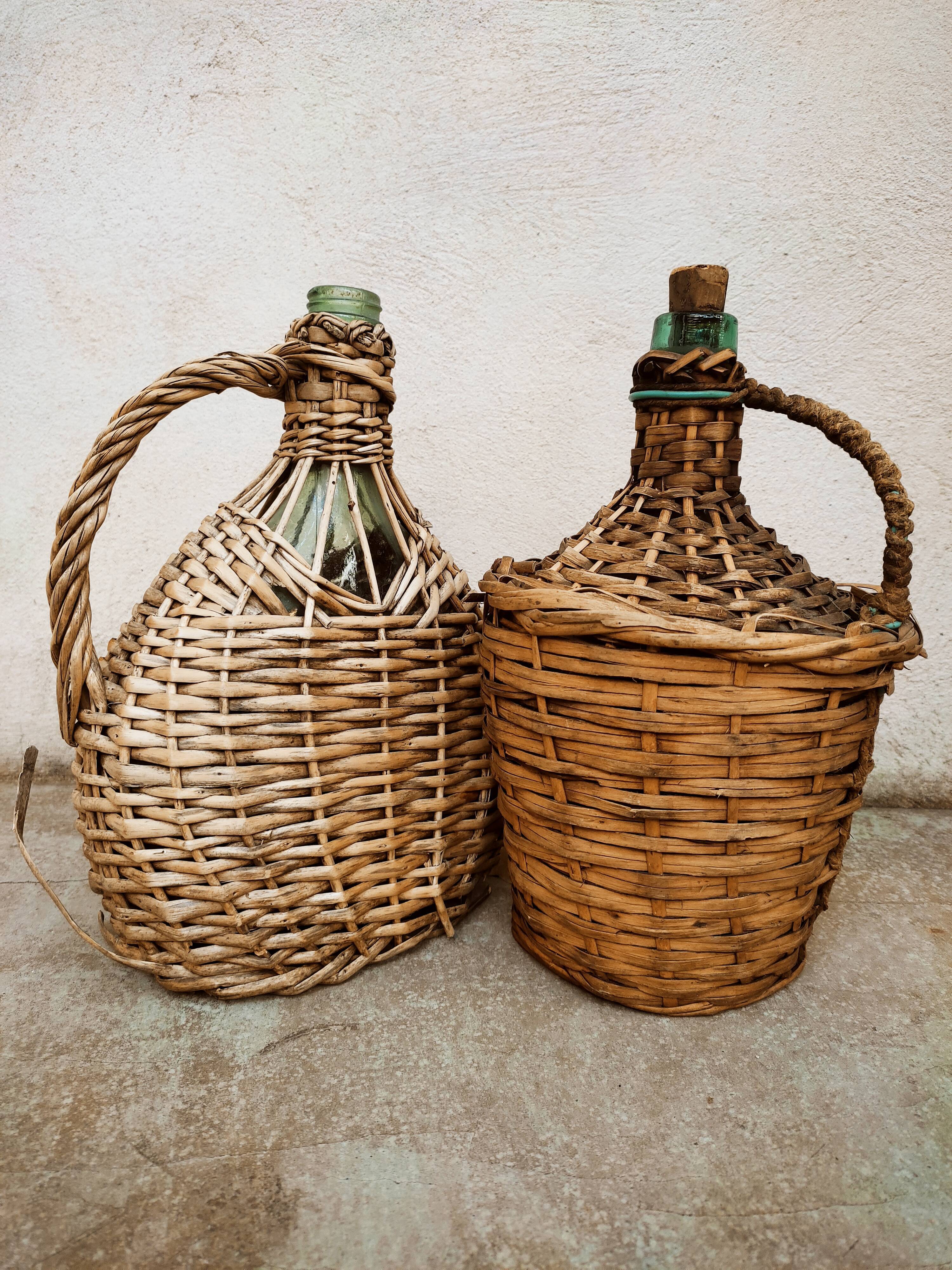 Duo of ladies jeanne with wicker