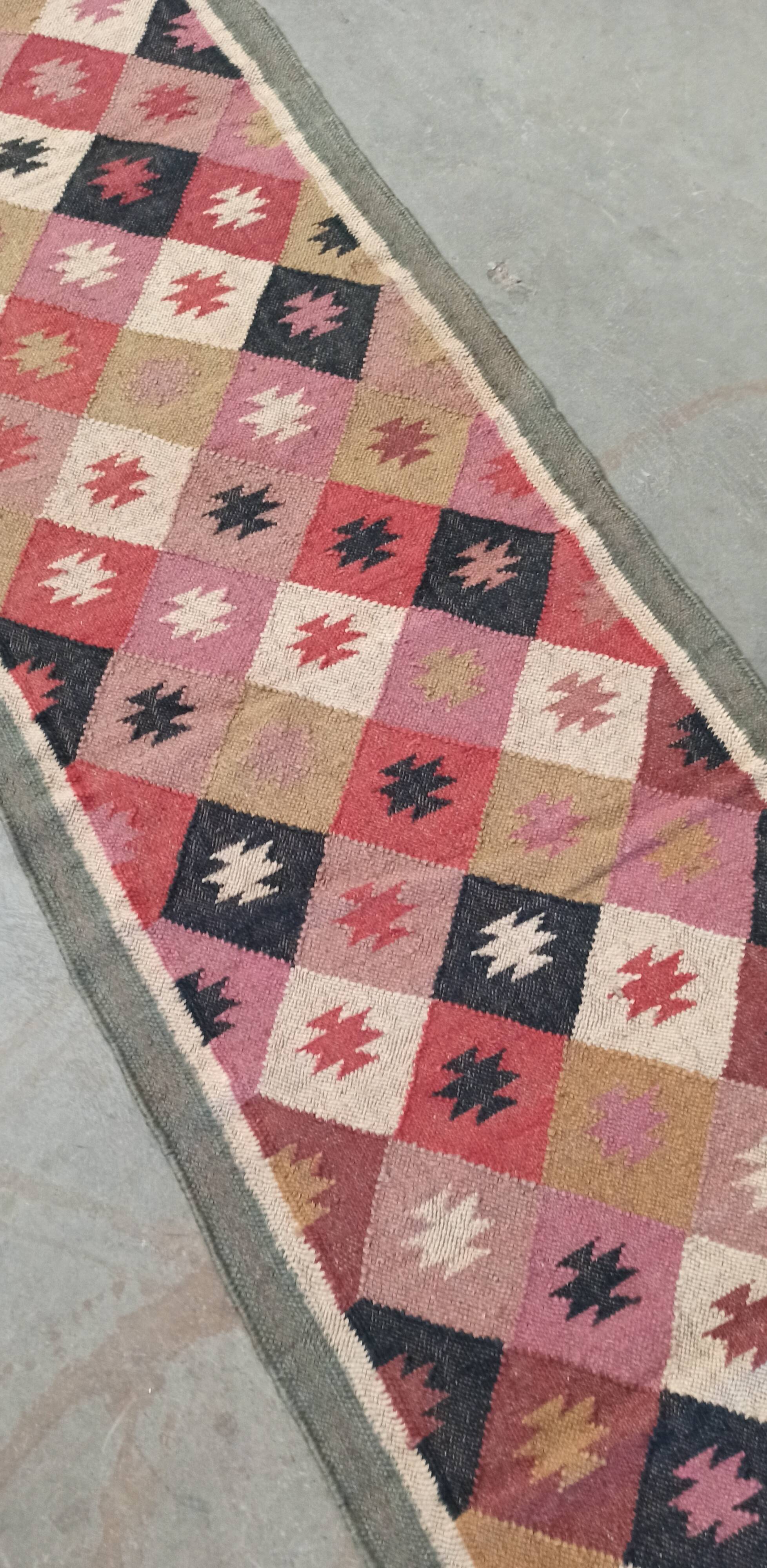 Tapis kilim en toile de jute et coton. 80cm x 310cm