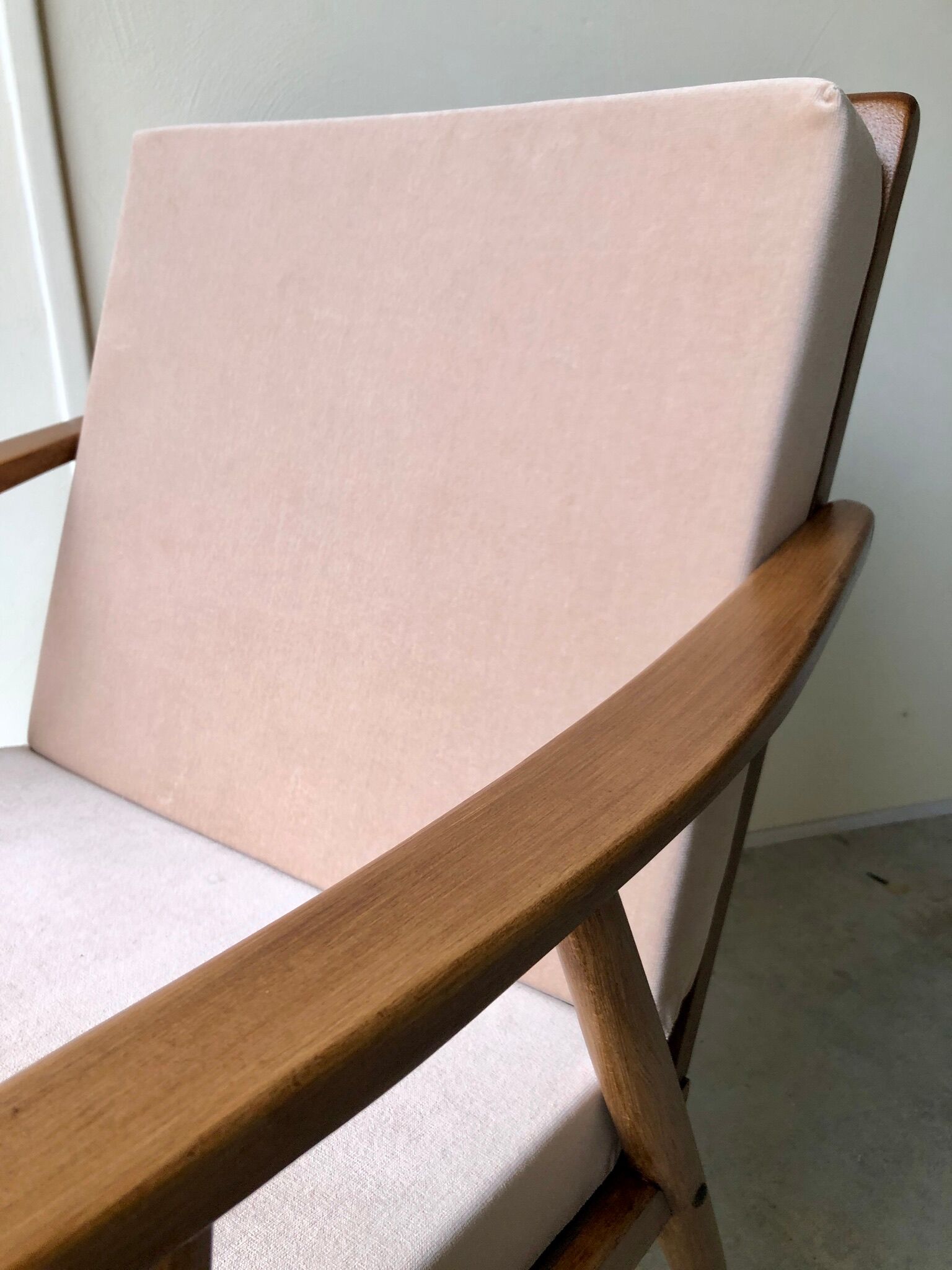 Armchair boomerang ton