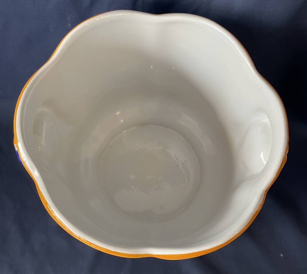 Earthenware cache-pot from Moustiers with bird and floral decoration, interior decor.