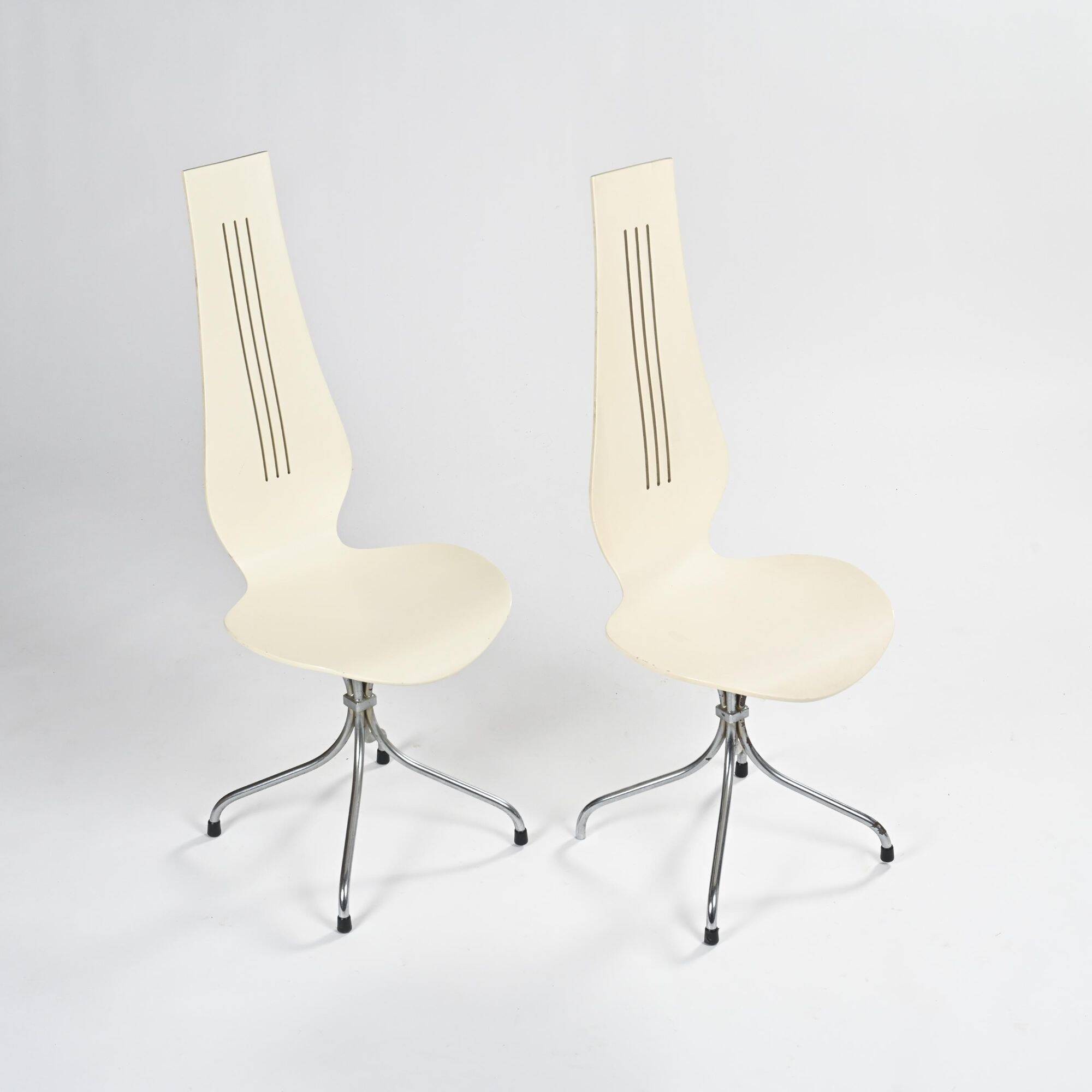 Pair of M352 Lyre chairs in molded plywood, Theo Häberli, 1968