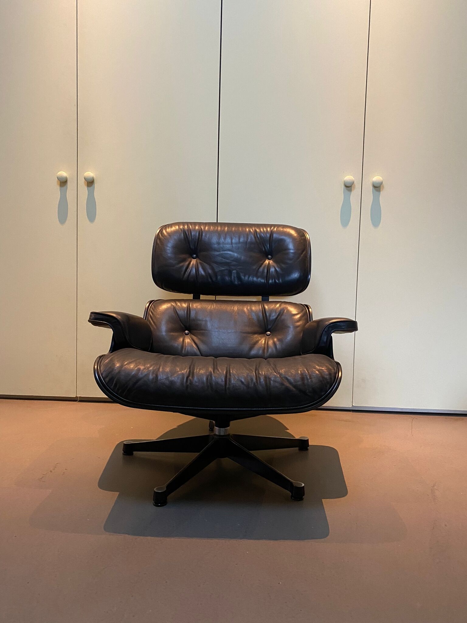 Fauteuil Lounge Chair & Ottoman de Charles Eames