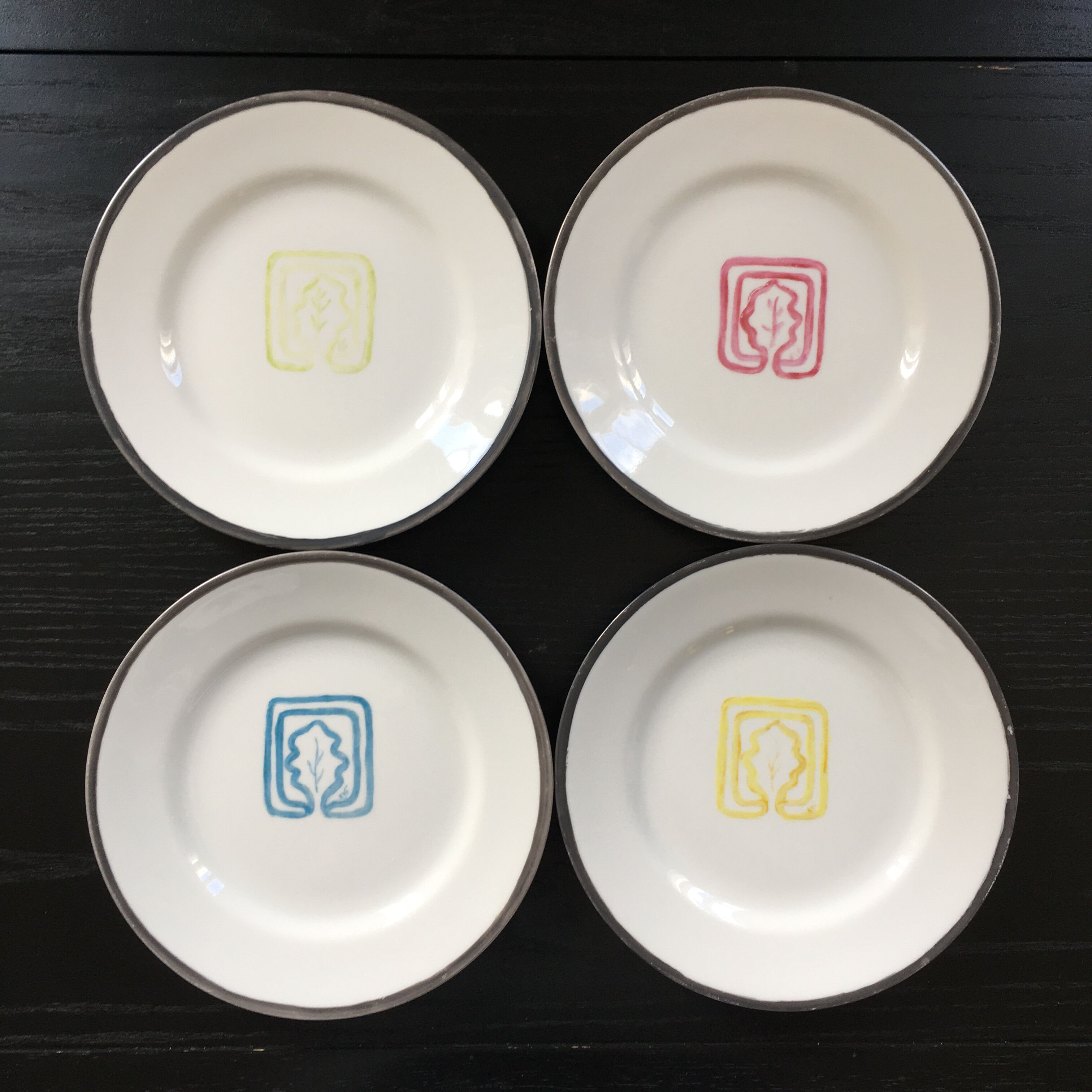 Set of 4 plates with oak leaf decoration