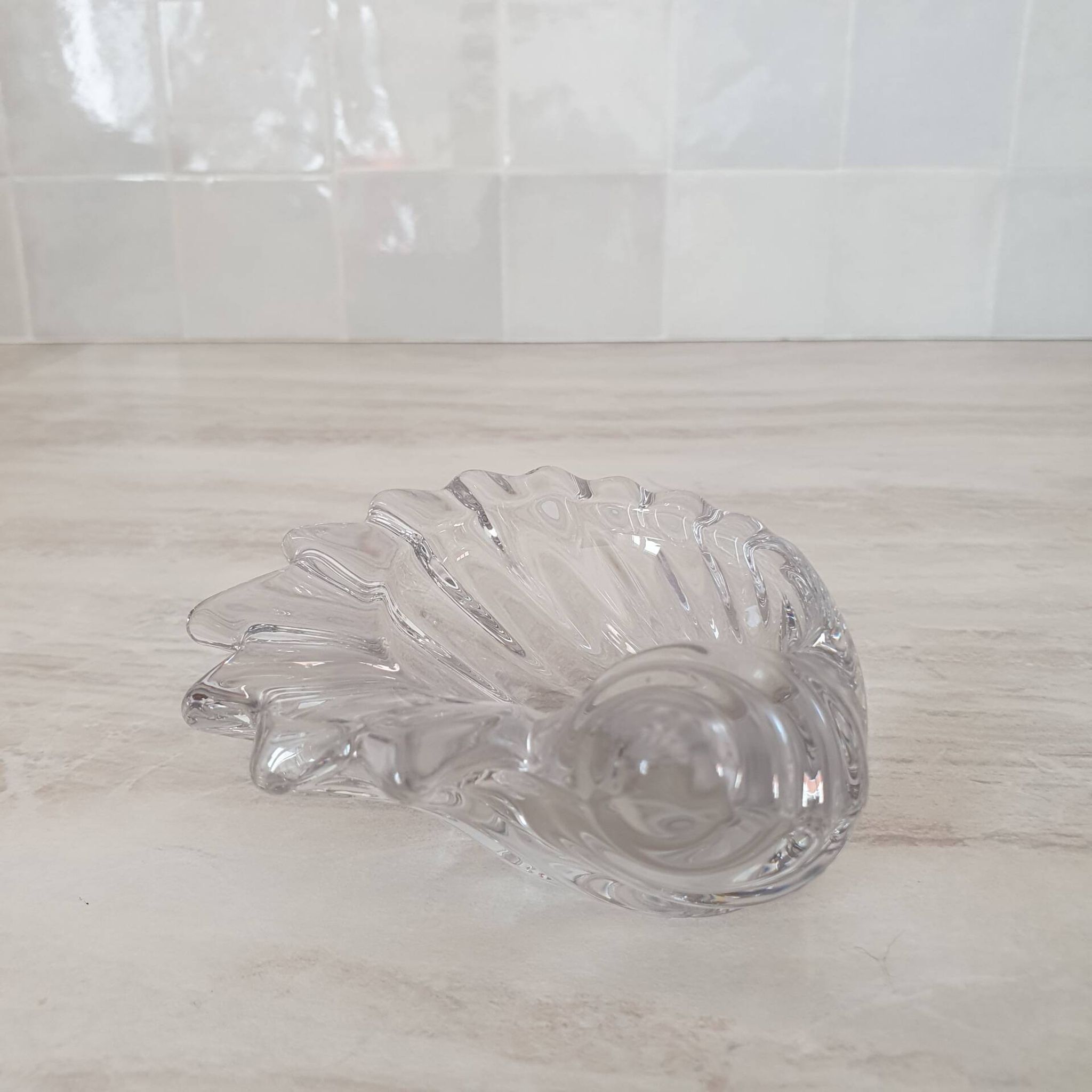 Shell-shaped glass pocket tray