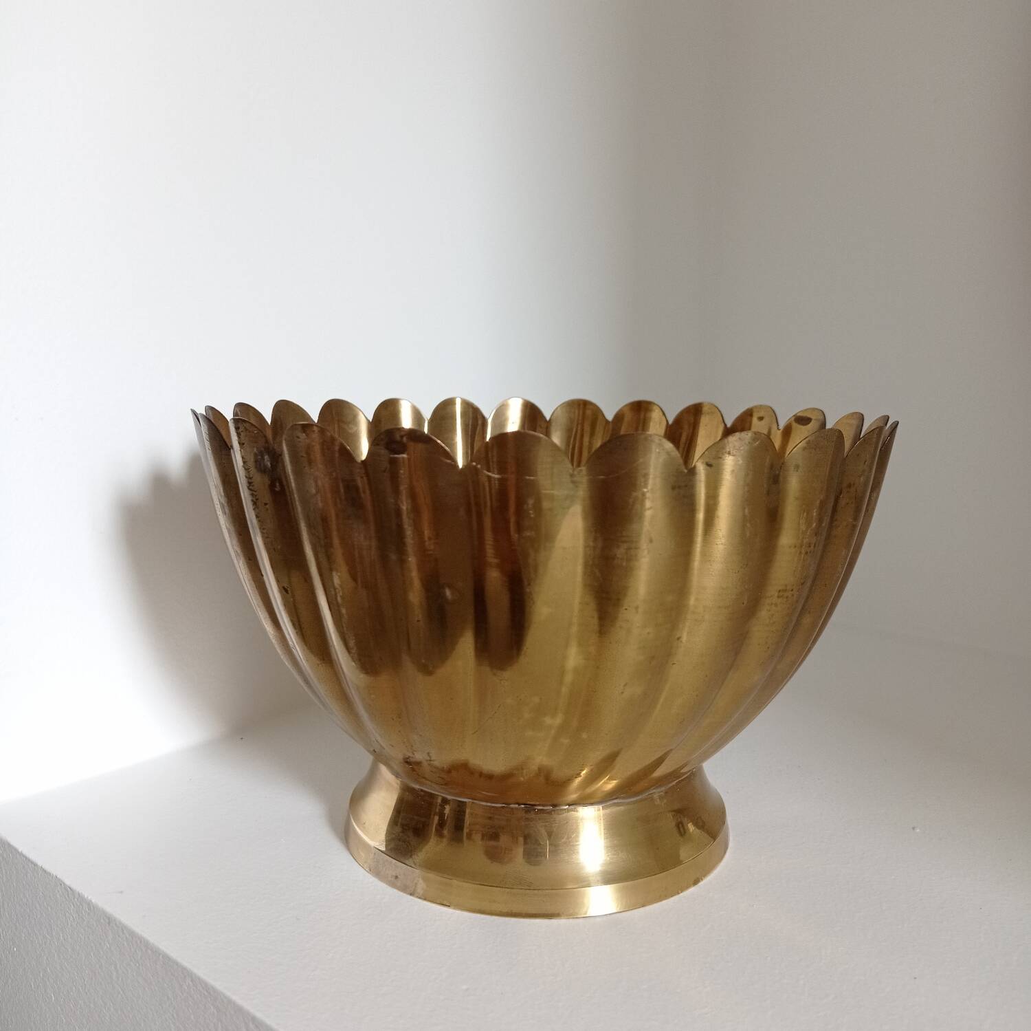 Scalloped cup in gilded brass