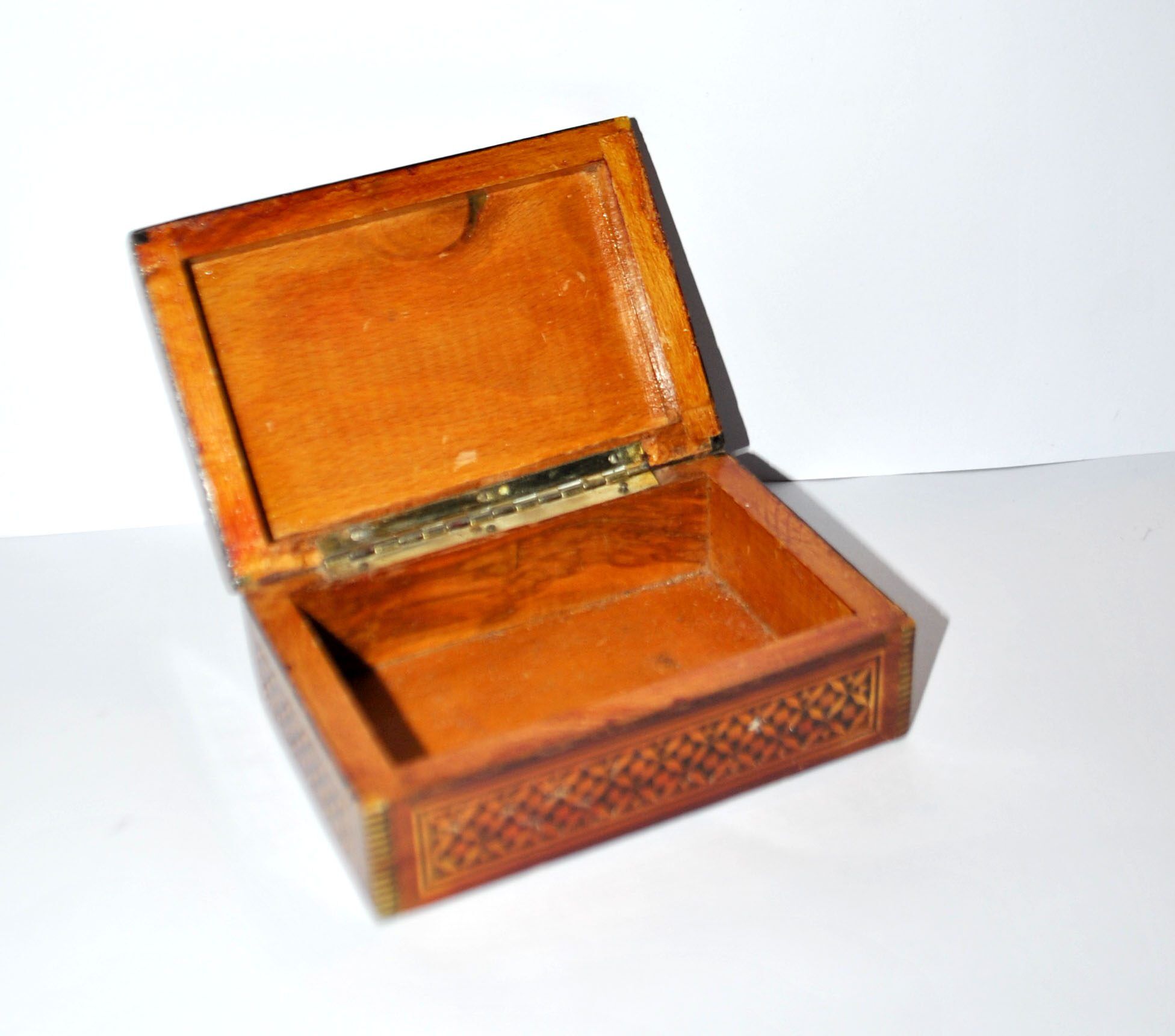 Vintage wooden box with straw marquetry and mother-of-pearl decoration.