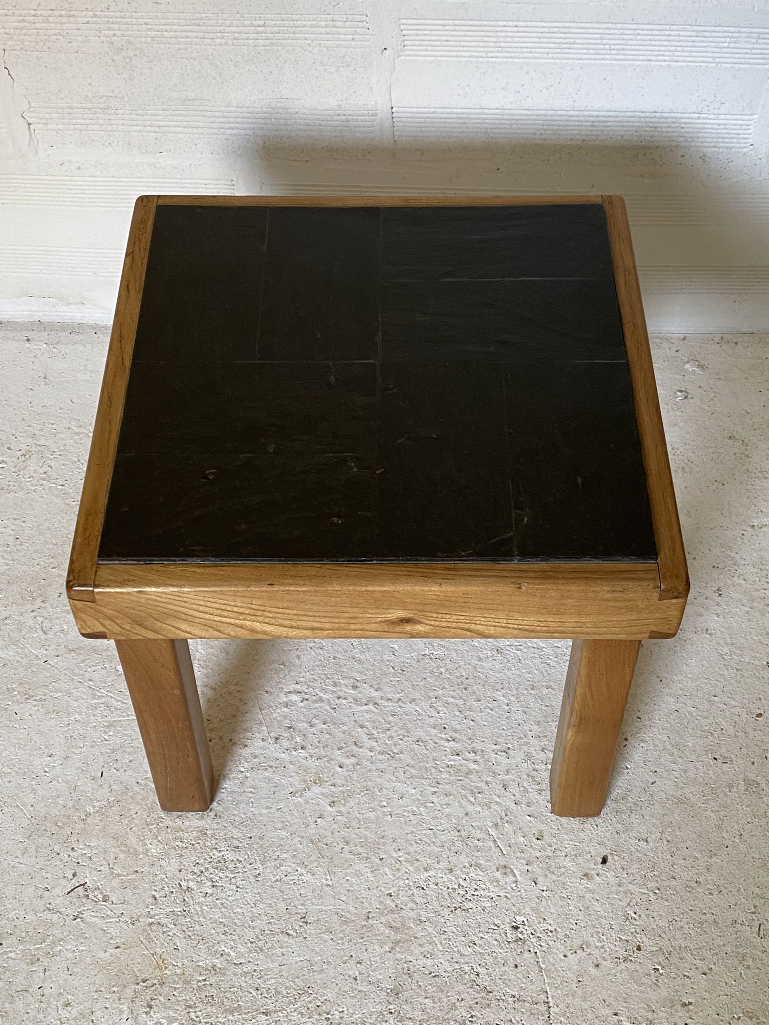 Table basse en orme et ardoise par Maison Regain 1970