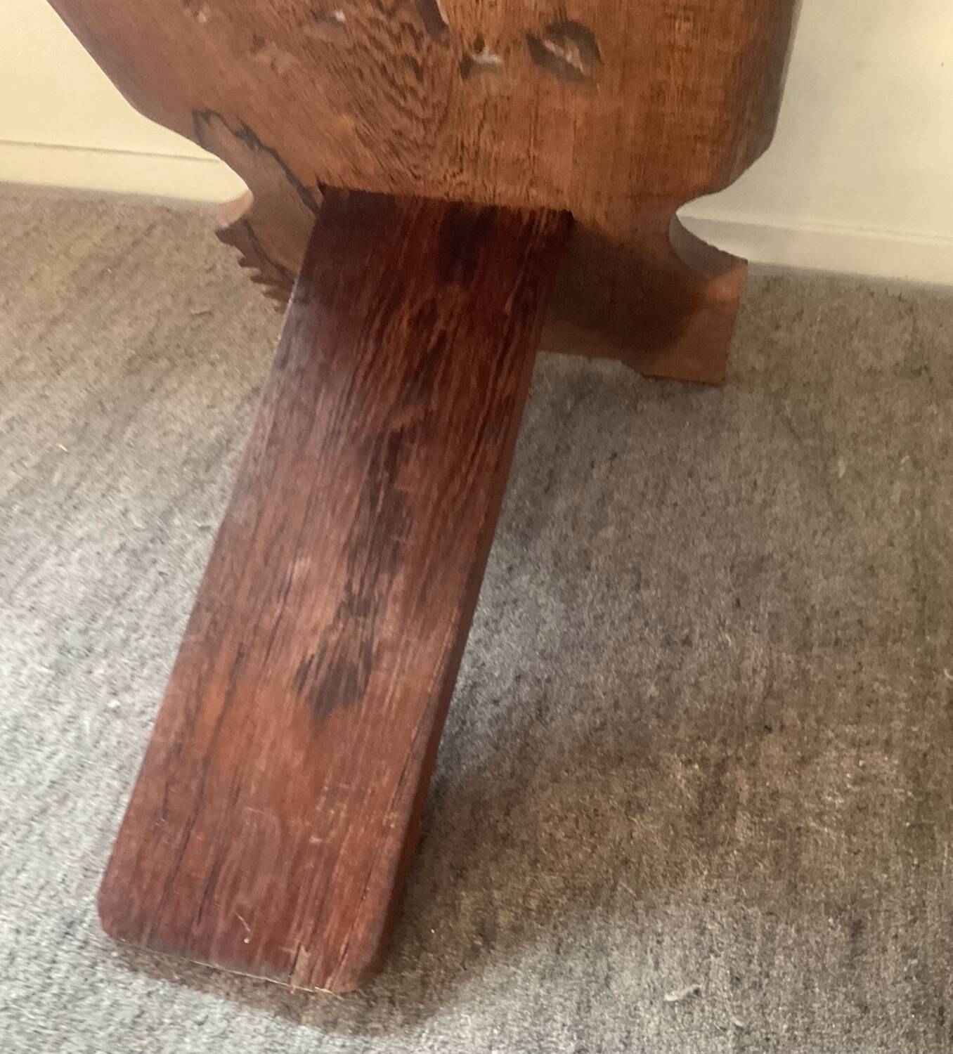 Chaise vintage à palabre en bois sculpté