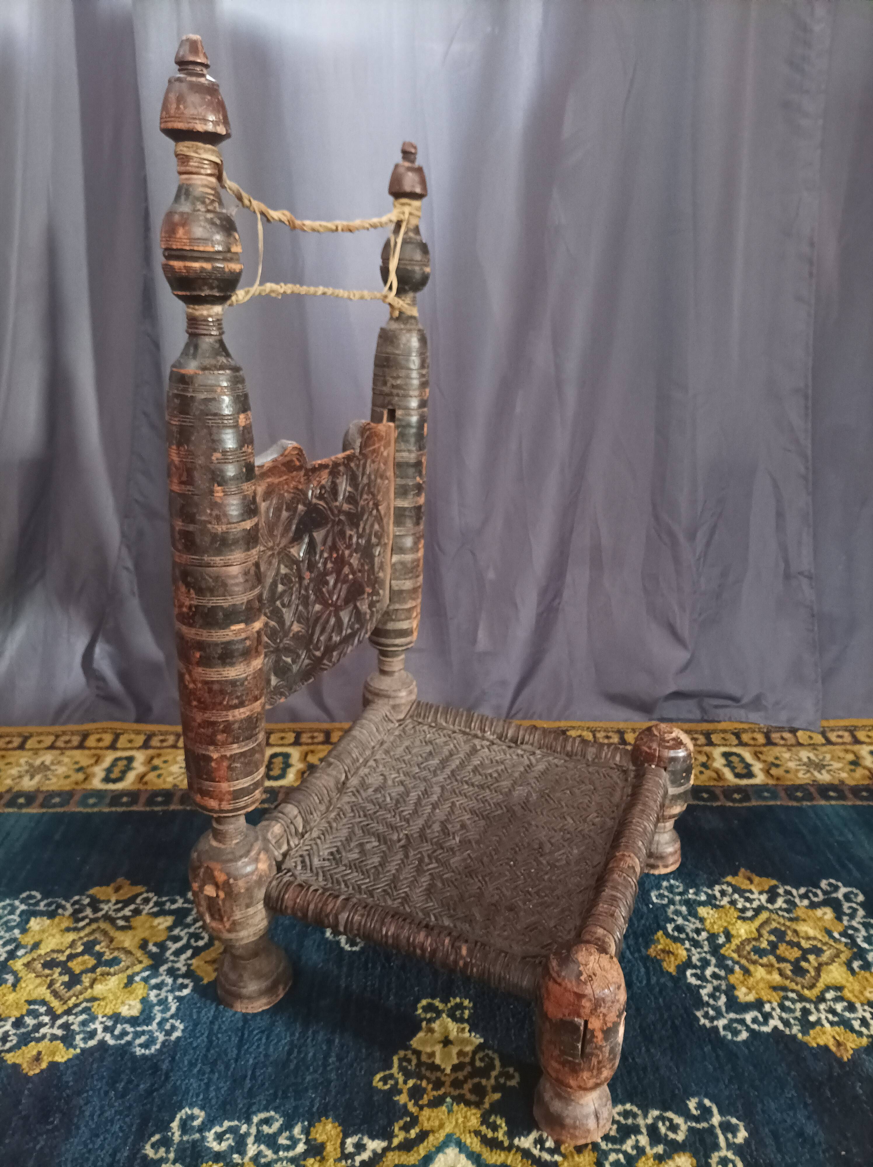 Chaise basse afghane en bois sculpté