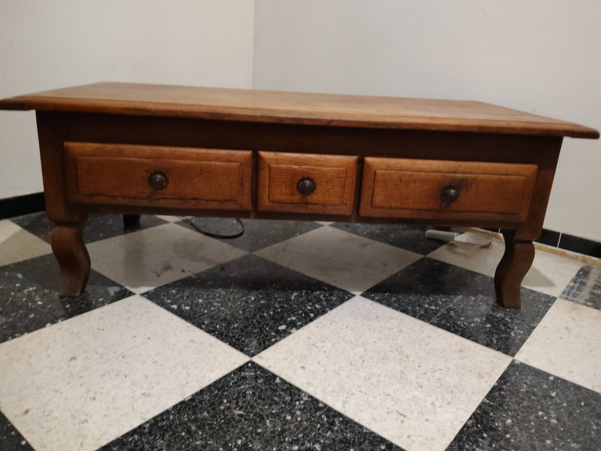 Rustic oak coffee table – Apothecary spirit – 19th century