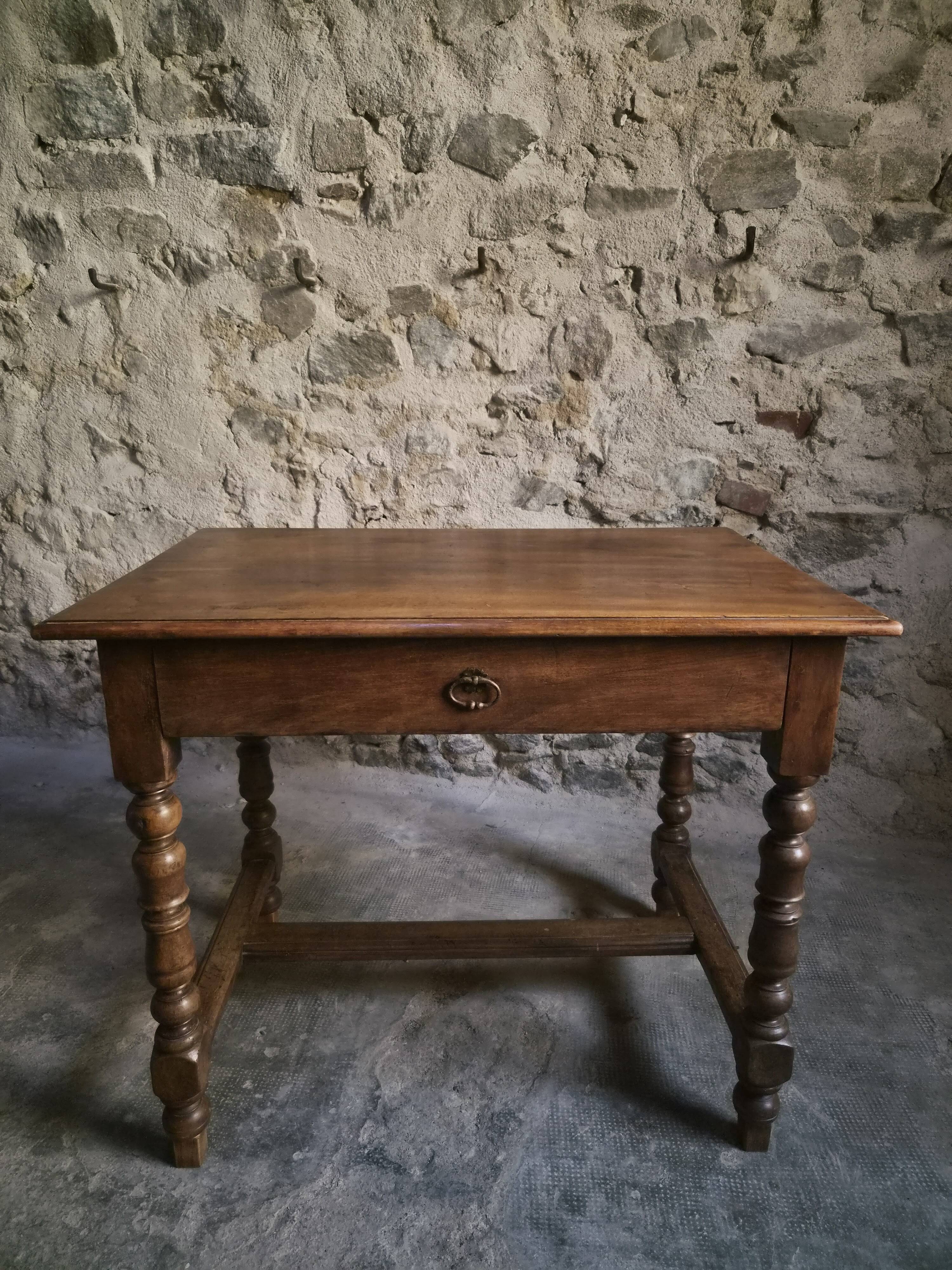 Table d'écriture française ancienne en noyer, bureau du XVIIIe siècle avec tiroir, vers 1750–1800