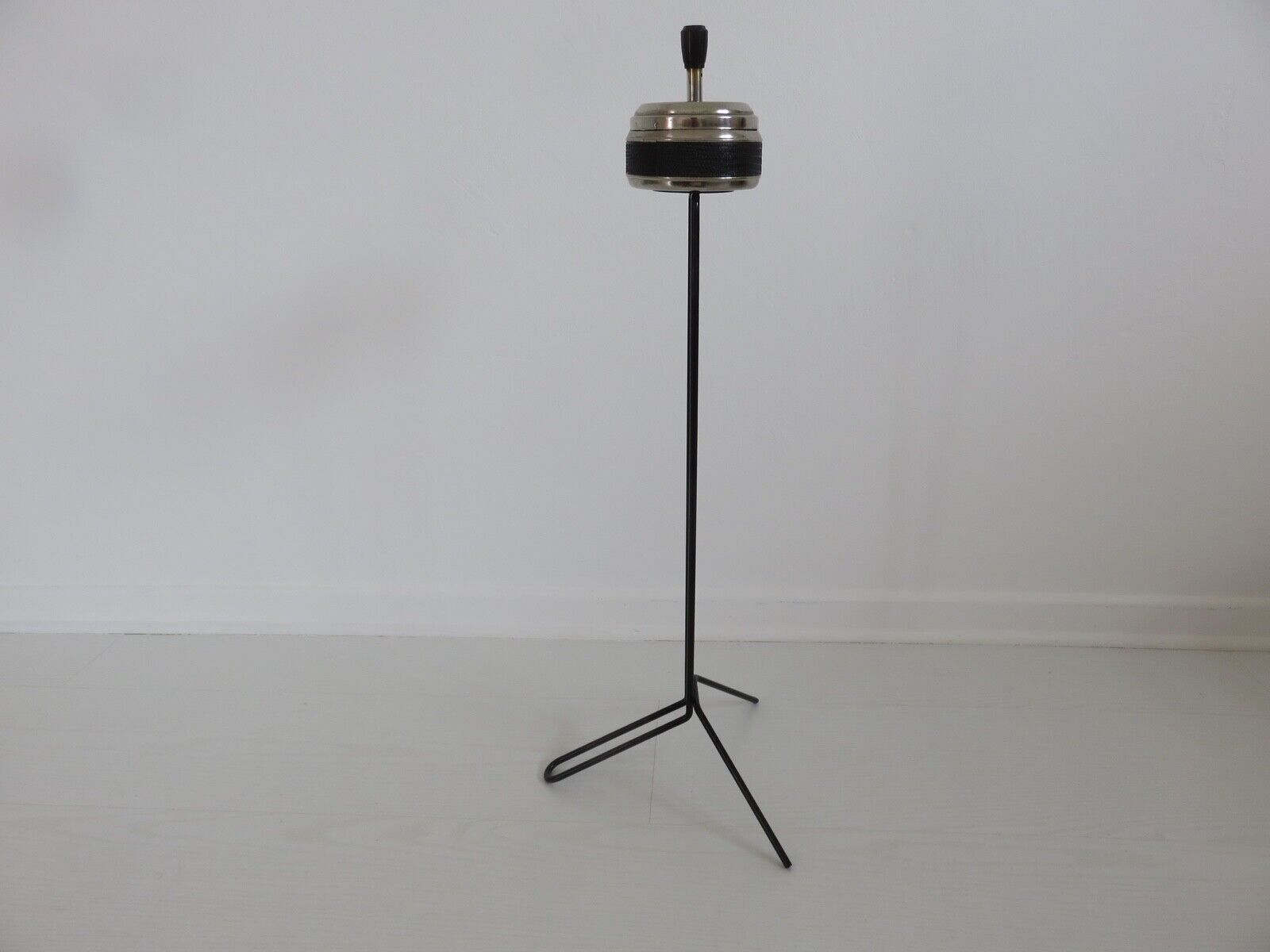 Minimalist tripod ashtray in black lacquered metal 50s 60s