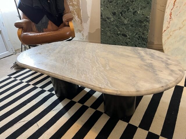 Table basse en marbre gris et pieds acier