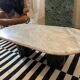 Table basse en marbre gris et pieds acier