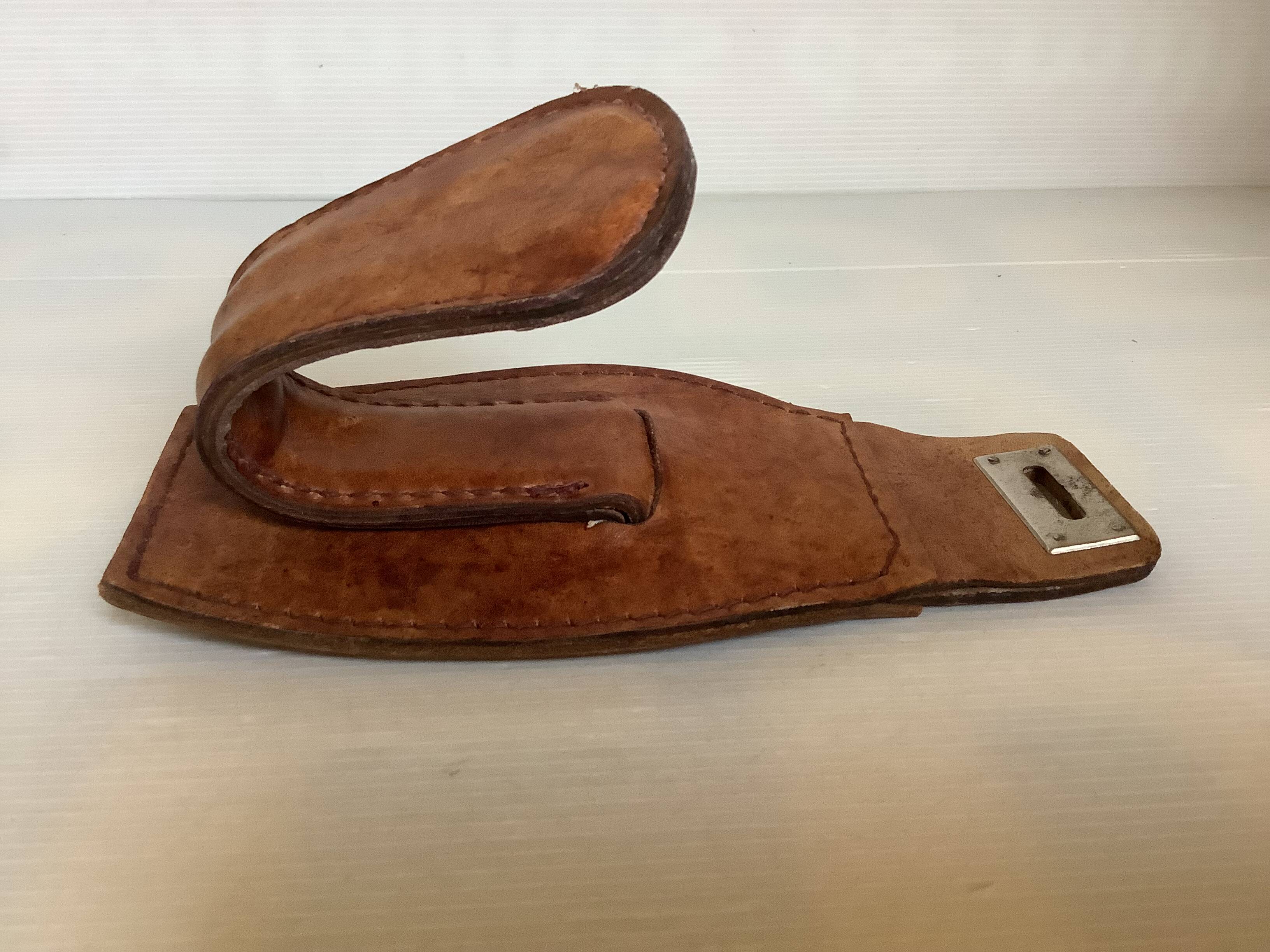 Patère en cuir style Jacques Adnet