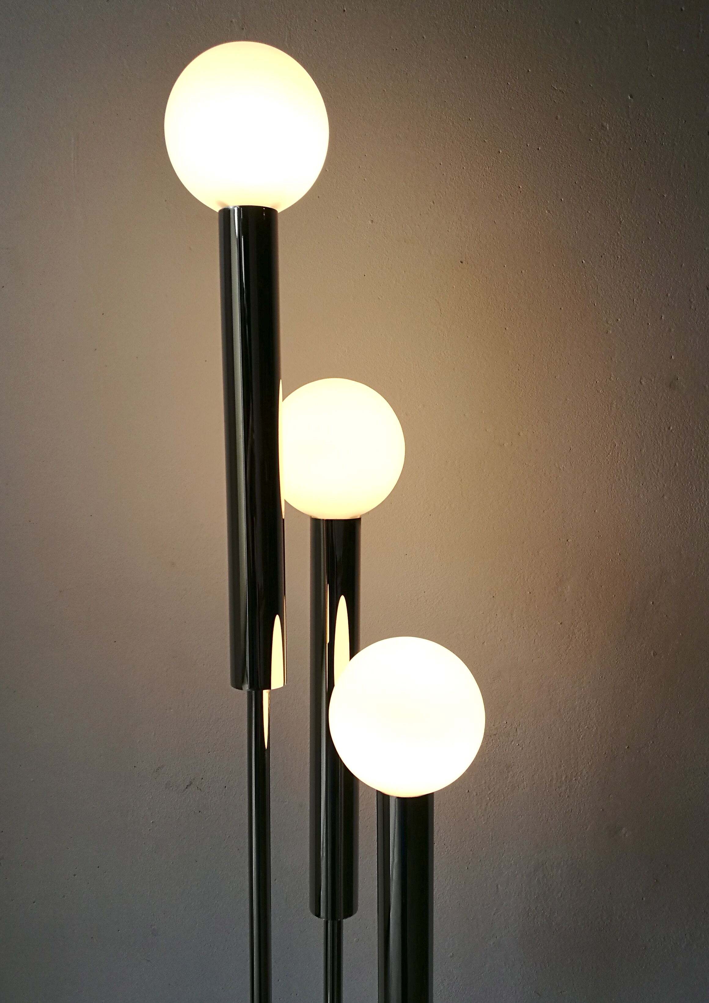 Lampadaire années 70 chromé 3 boules opalines blanche