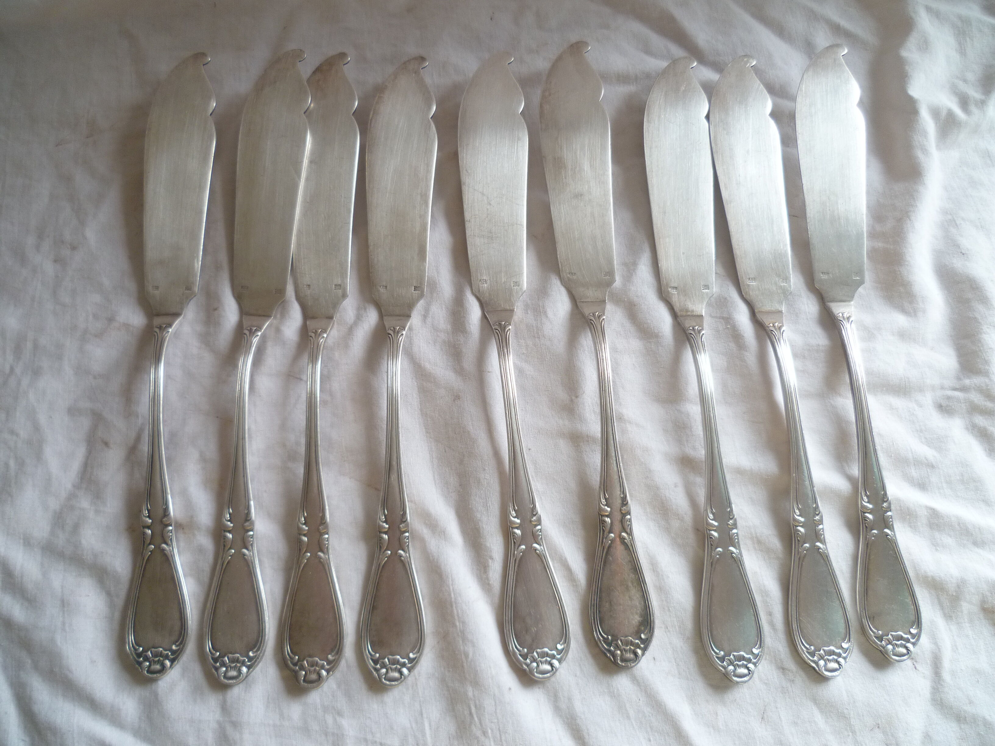 Ens. from 9 fish knives met. argente 1st title "au bon marche" mod.coquille