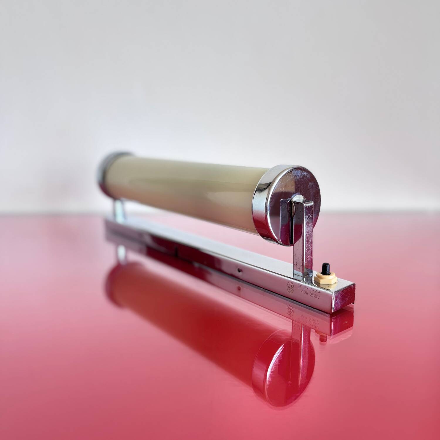 Functionalist wall lamp