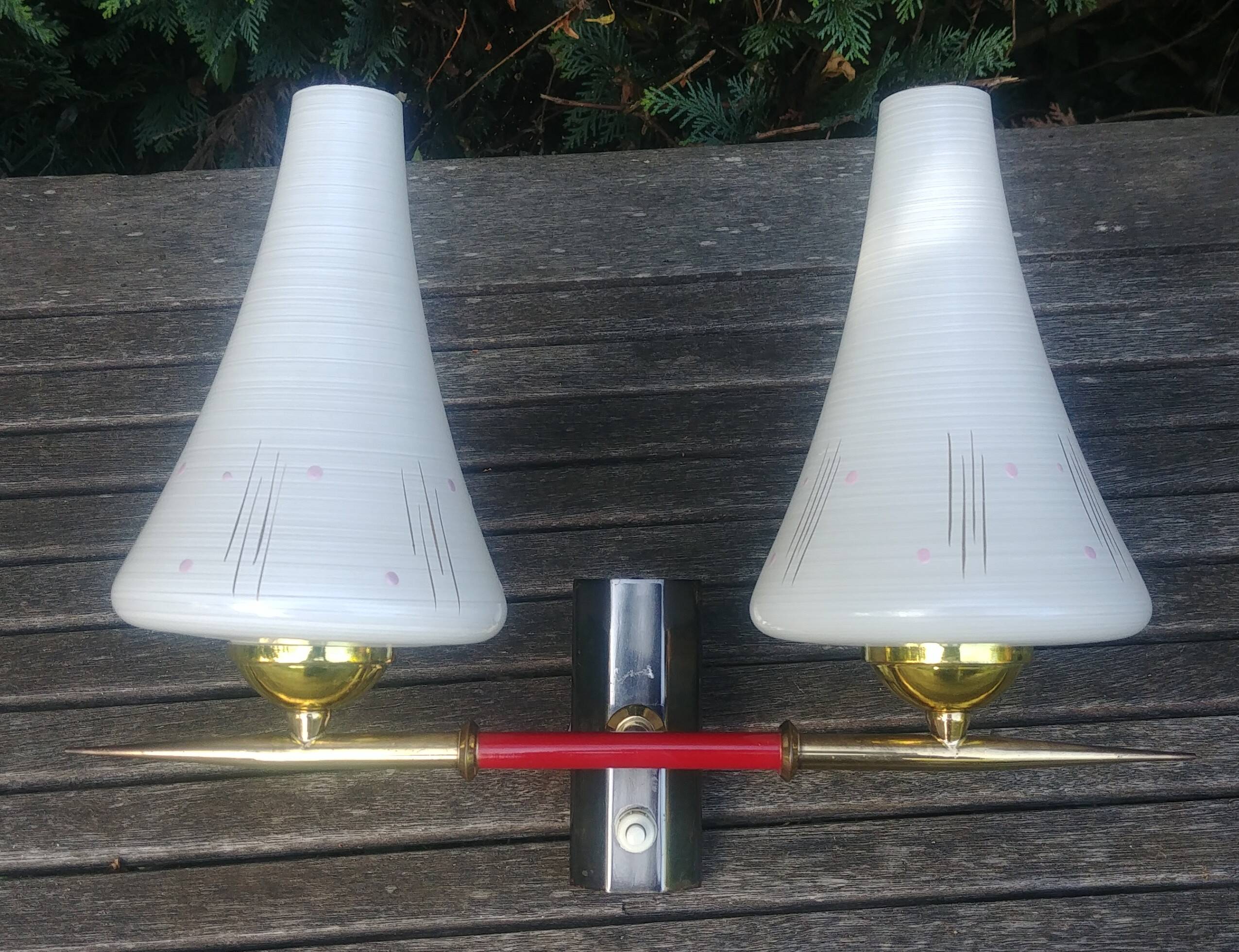 Vintage wall light from the 40s/50s with its two glass sconces on a brass support