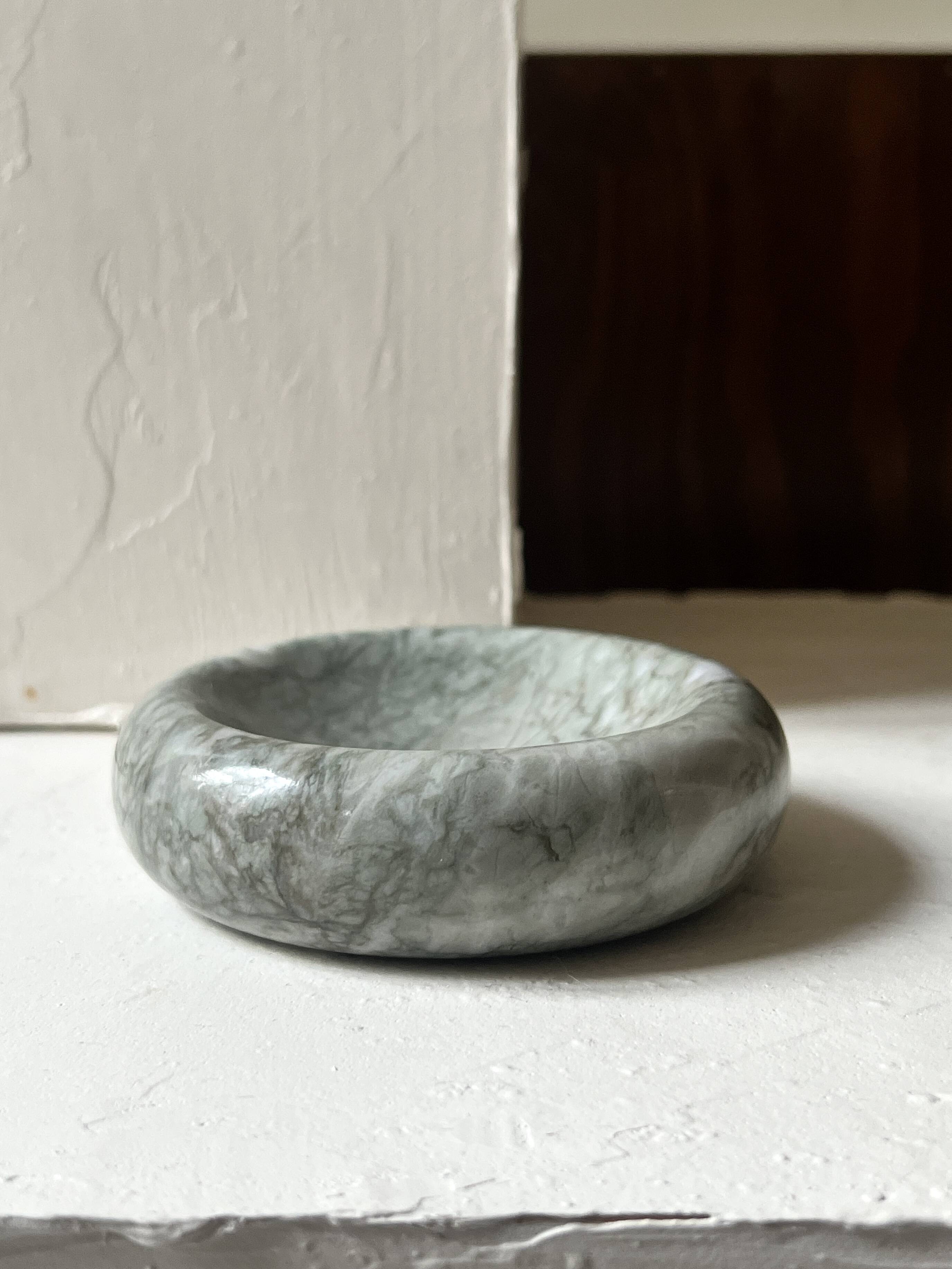 Round Italian ashtray made of hand-carved and polished green marble.