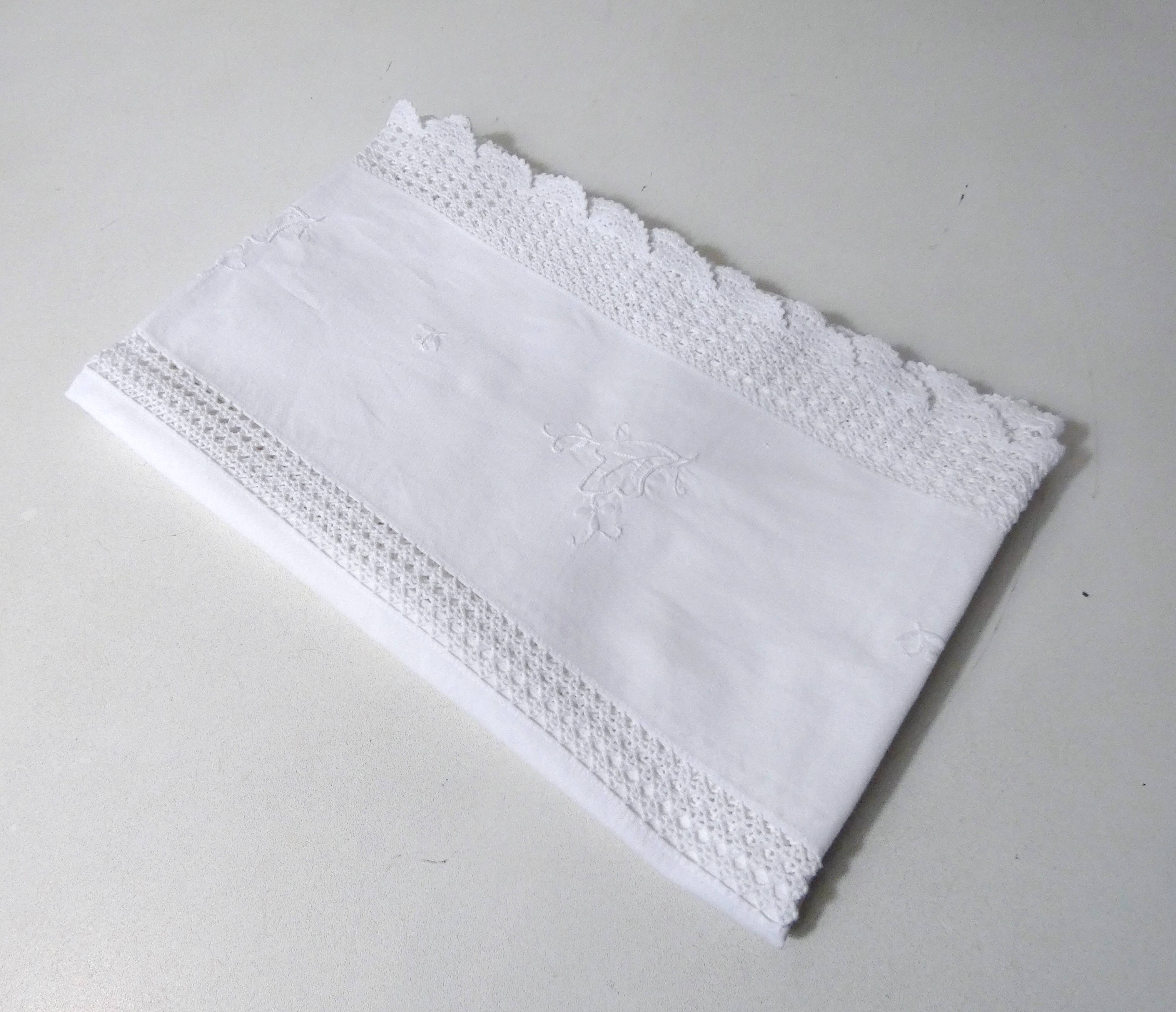 Ancienne nappe blanche brodée rectangulaire 150 x 100 cm