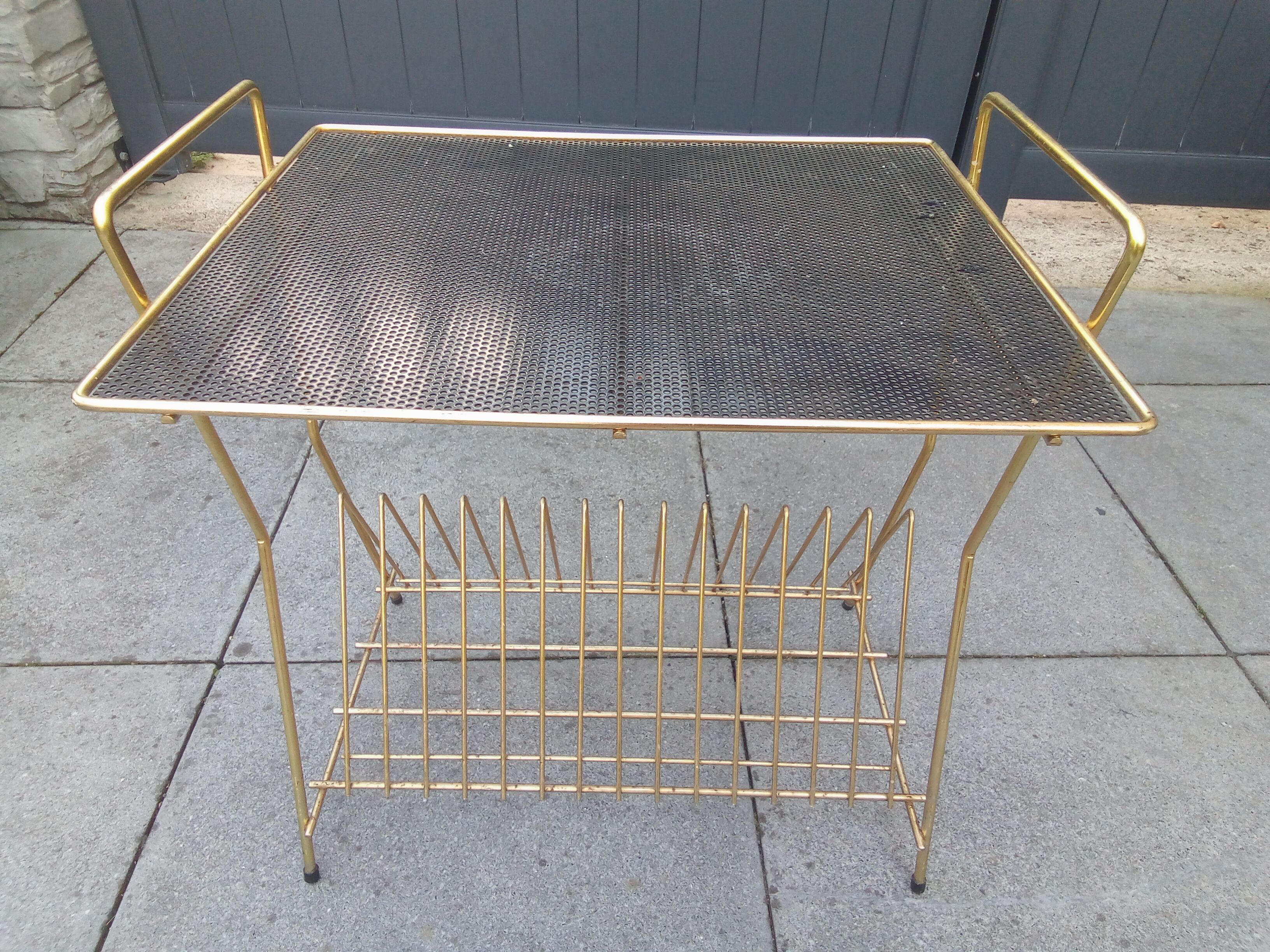 table d'appoint porte disques vinyles, laiton , grillage perforé 1960