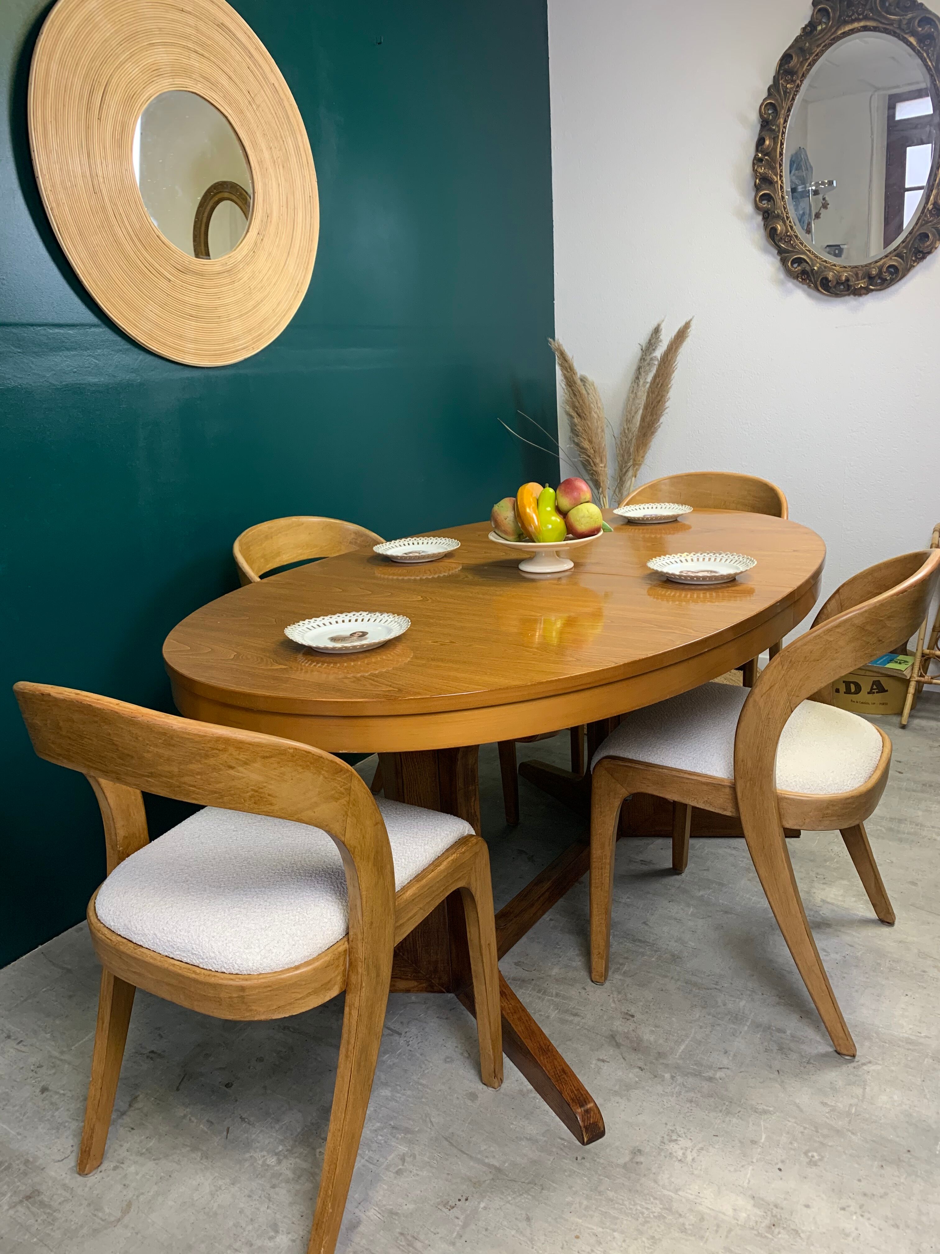 Extendable oval table