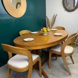 Extendable oval table