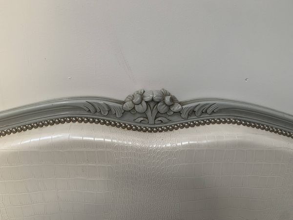 Lit corbeille de style Louis XV en hetre patiné XX siècle