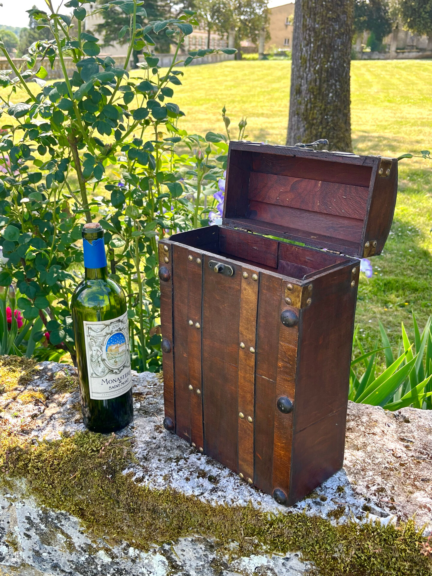 Coffre en bois pour deux bouteilles de vin avec compartiment secret