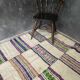 Tapis en laine blanche naturelle et moelleux avec des rayures colorées, tapis tissé à la main roumain.