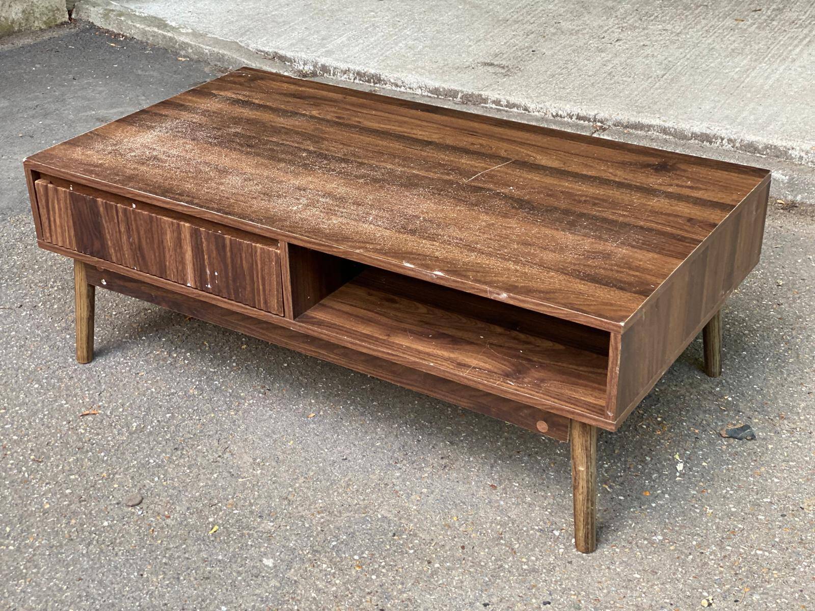 Table basse scandinave vintage en bois avec tiroir