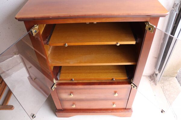 Petit meuble vitrine en merisier, portes en verre fumé – années 80