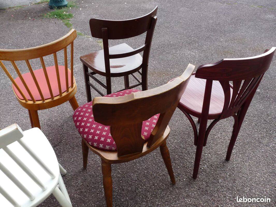 8 chaises de bistrot en bois dépareillées - vintage