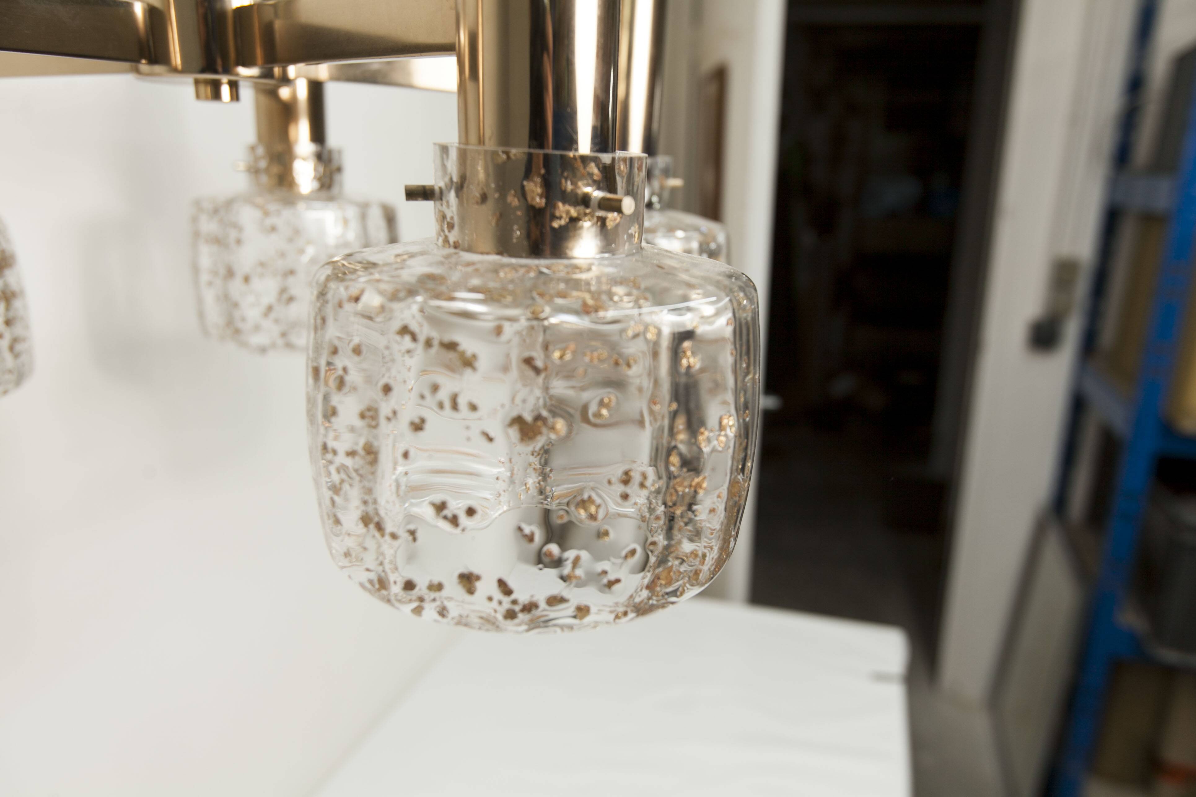 Lustre 5 branches doré et verre soufflé à paillettes dorées 1960