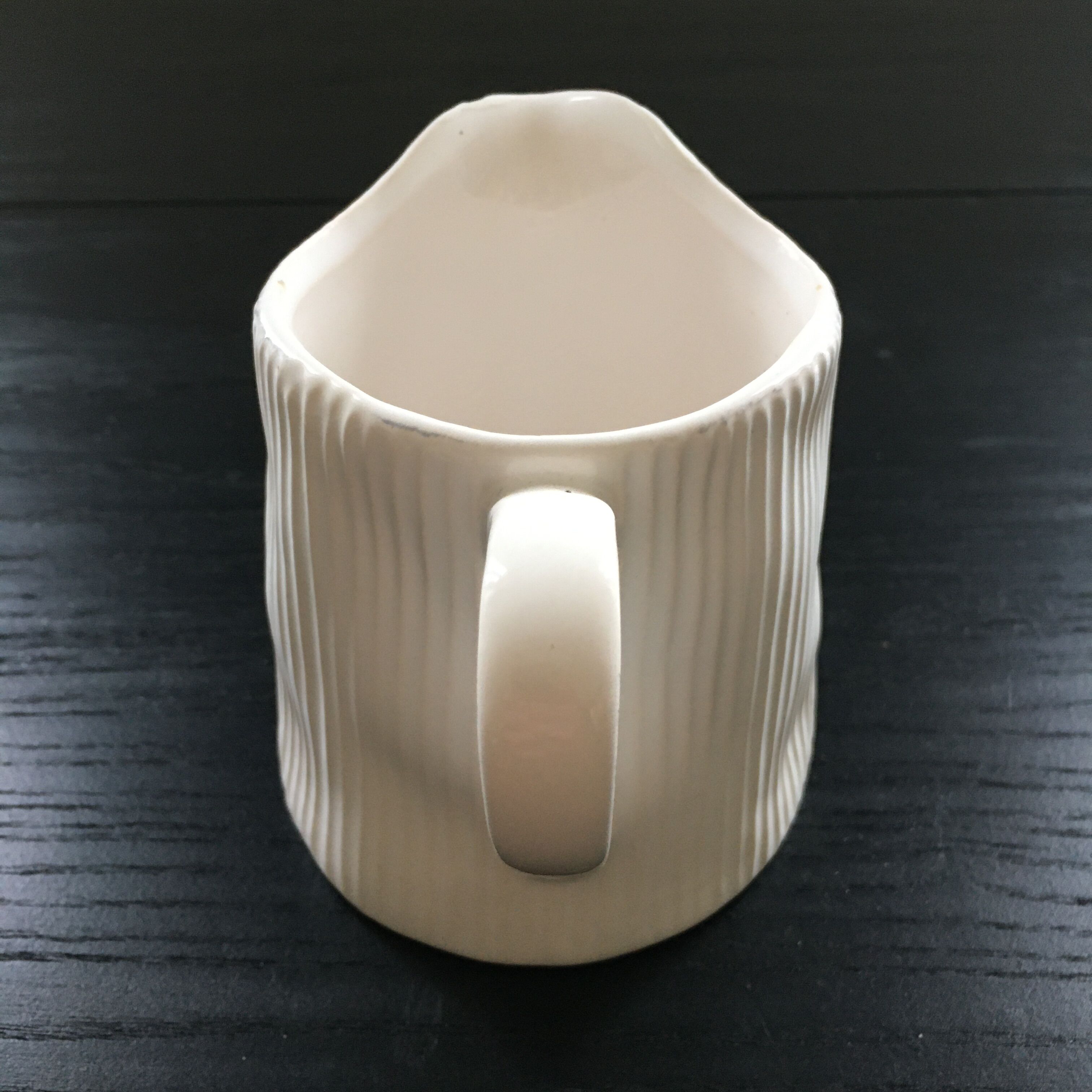 Pichet blanc strié en relief