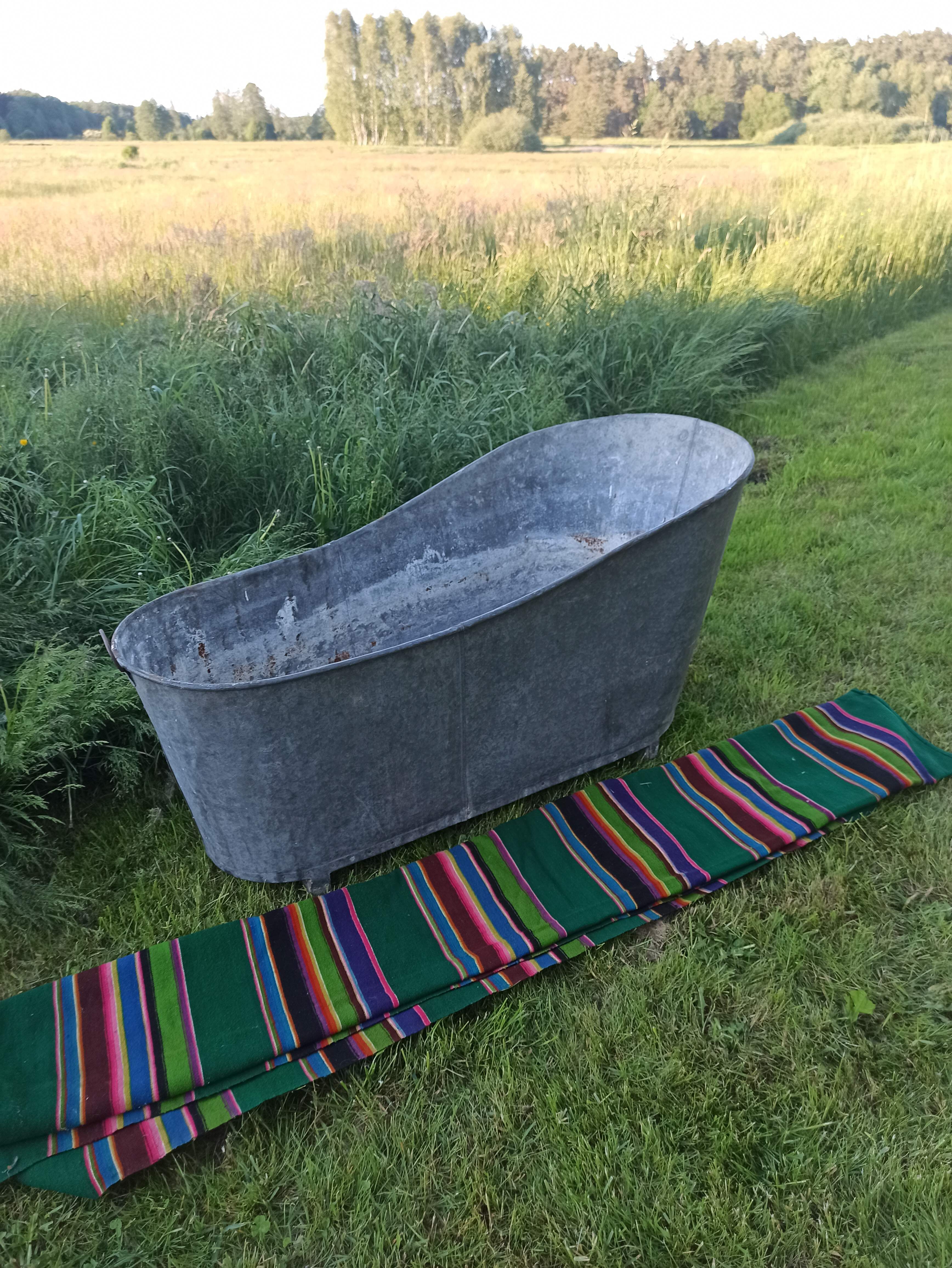 Ancienne baignoire en zinc pour le jardin.