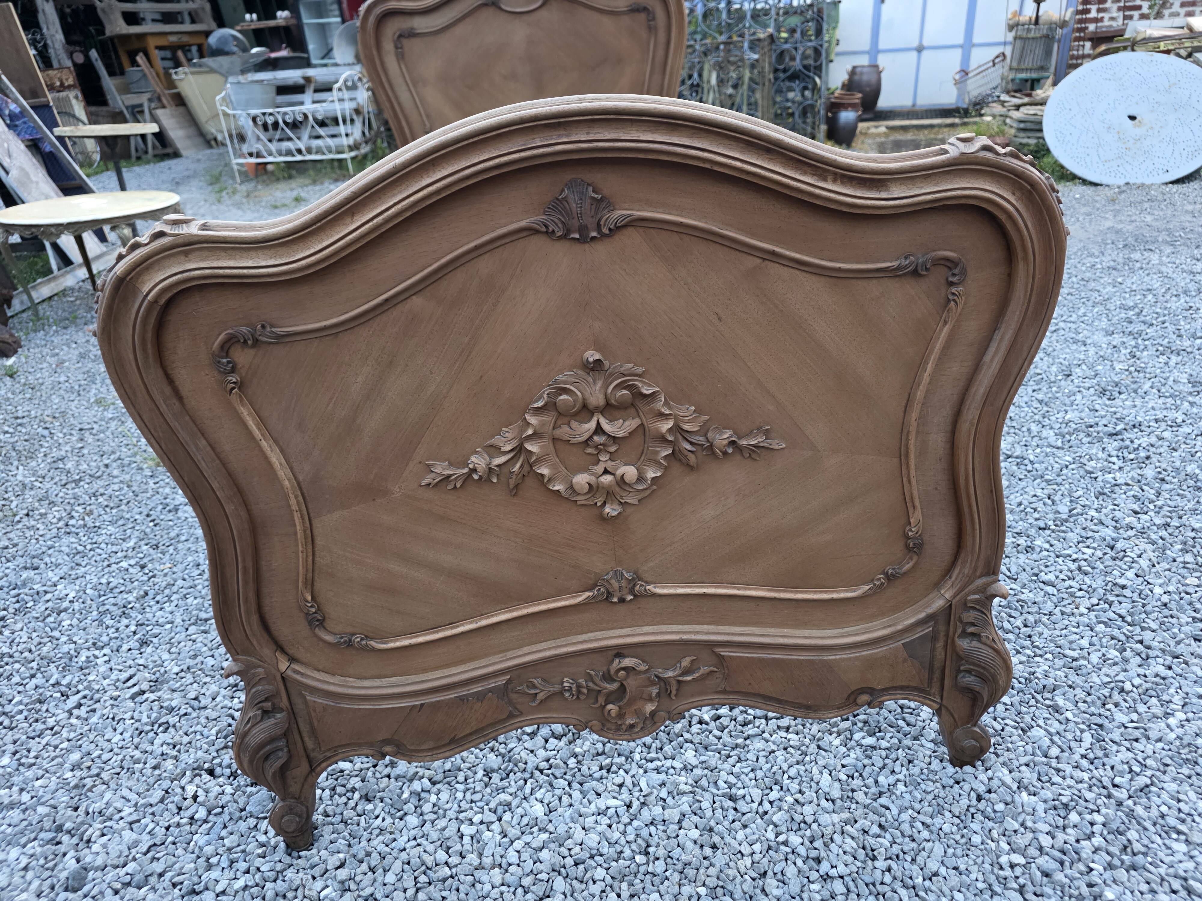 Lit style Louis XV en noyer (1 personne)