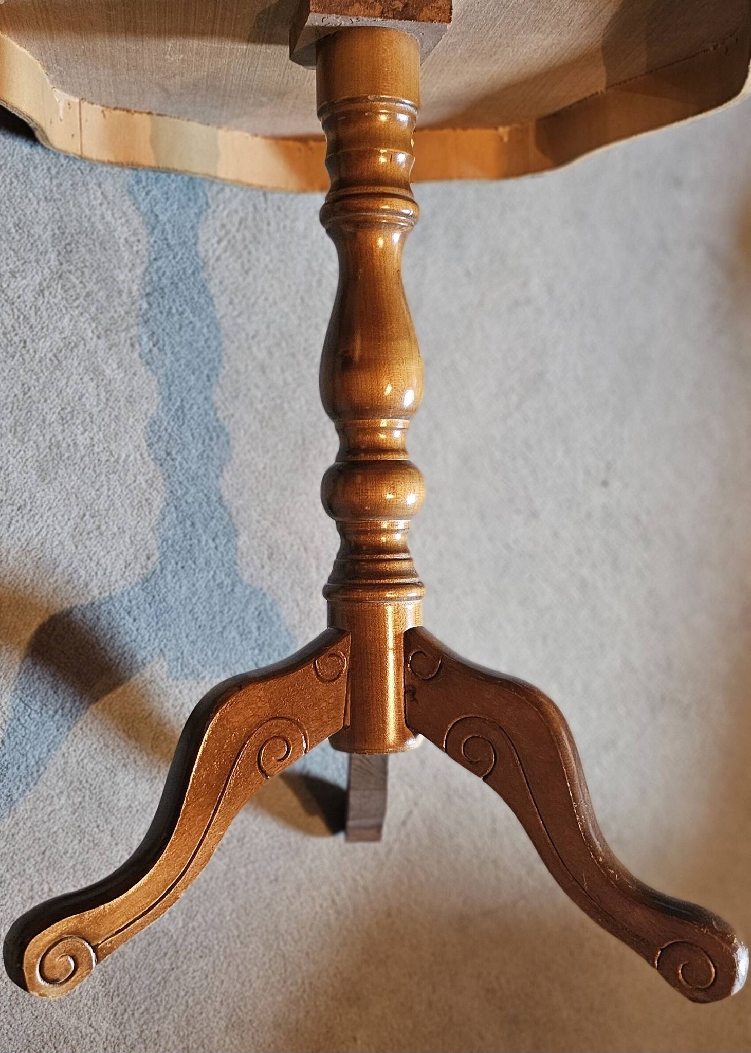 Elegant antique wooden side table – finely inlaid top