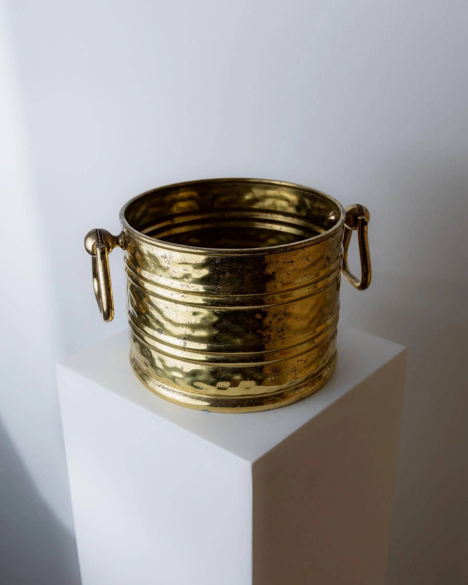 Vintage brass jardinière or wine bucket from the 1970s, large container with double handles.