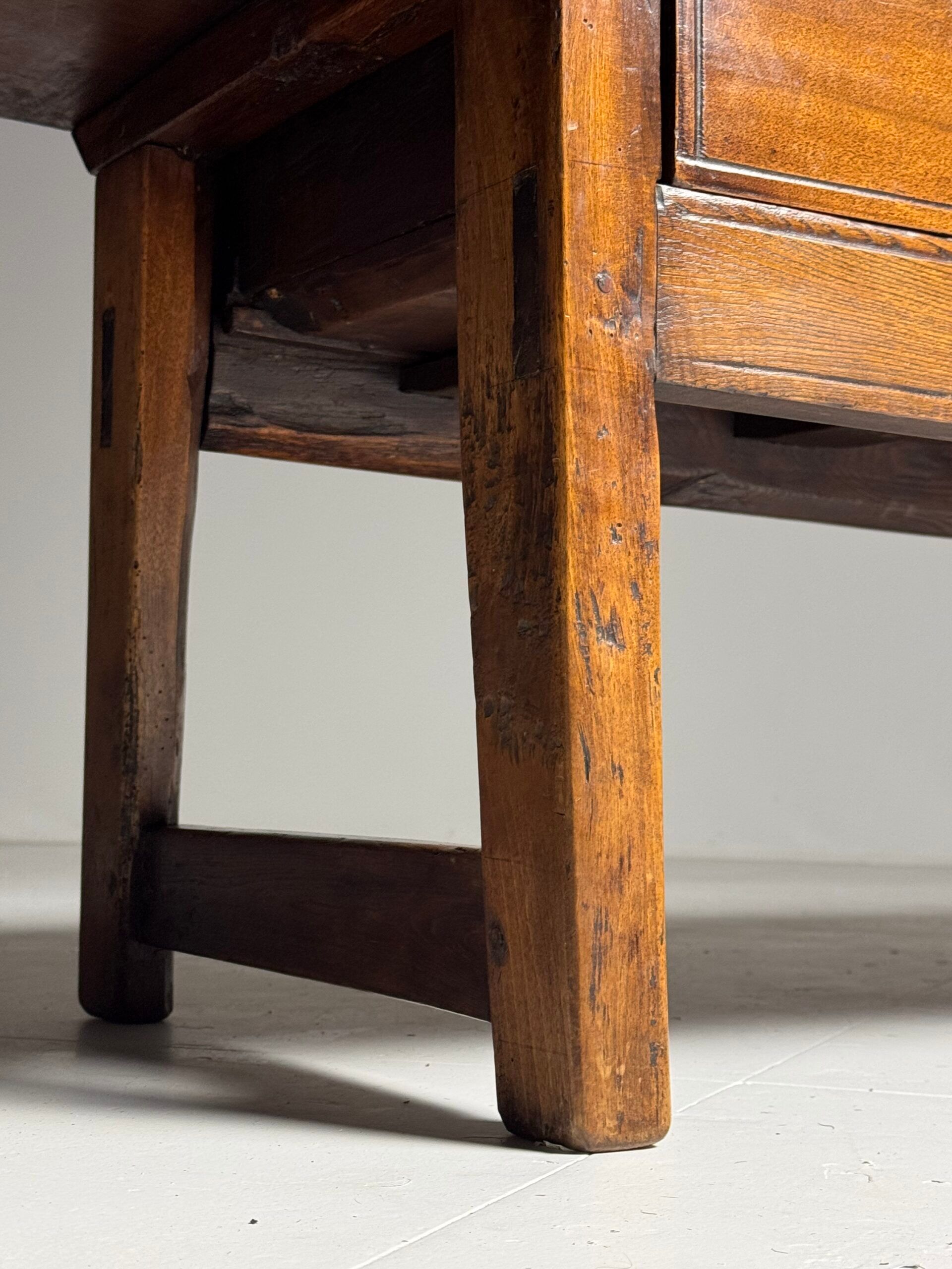 Table basse espagnole du 19ème siècle