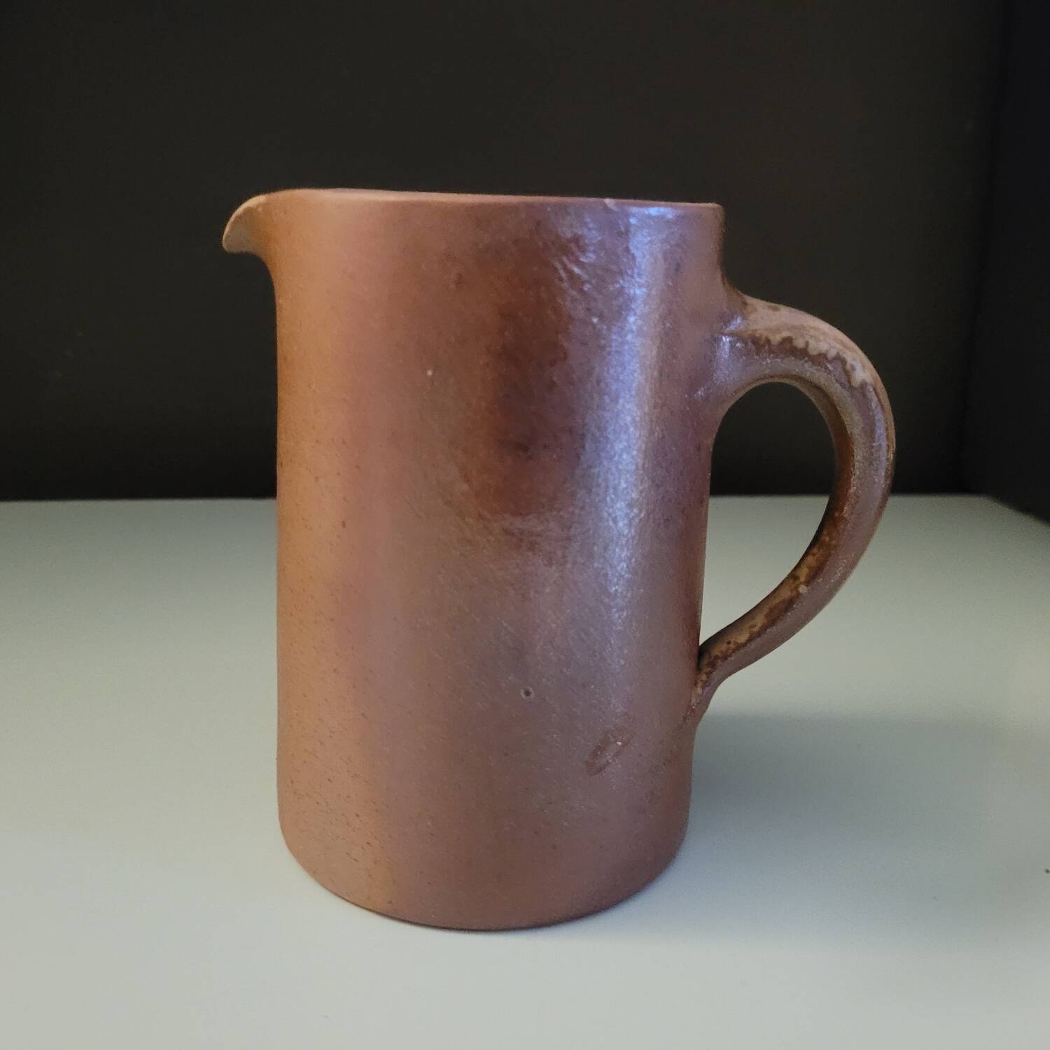 Pichet en grès artisanal – émaillage brun rosé – France, années 1970